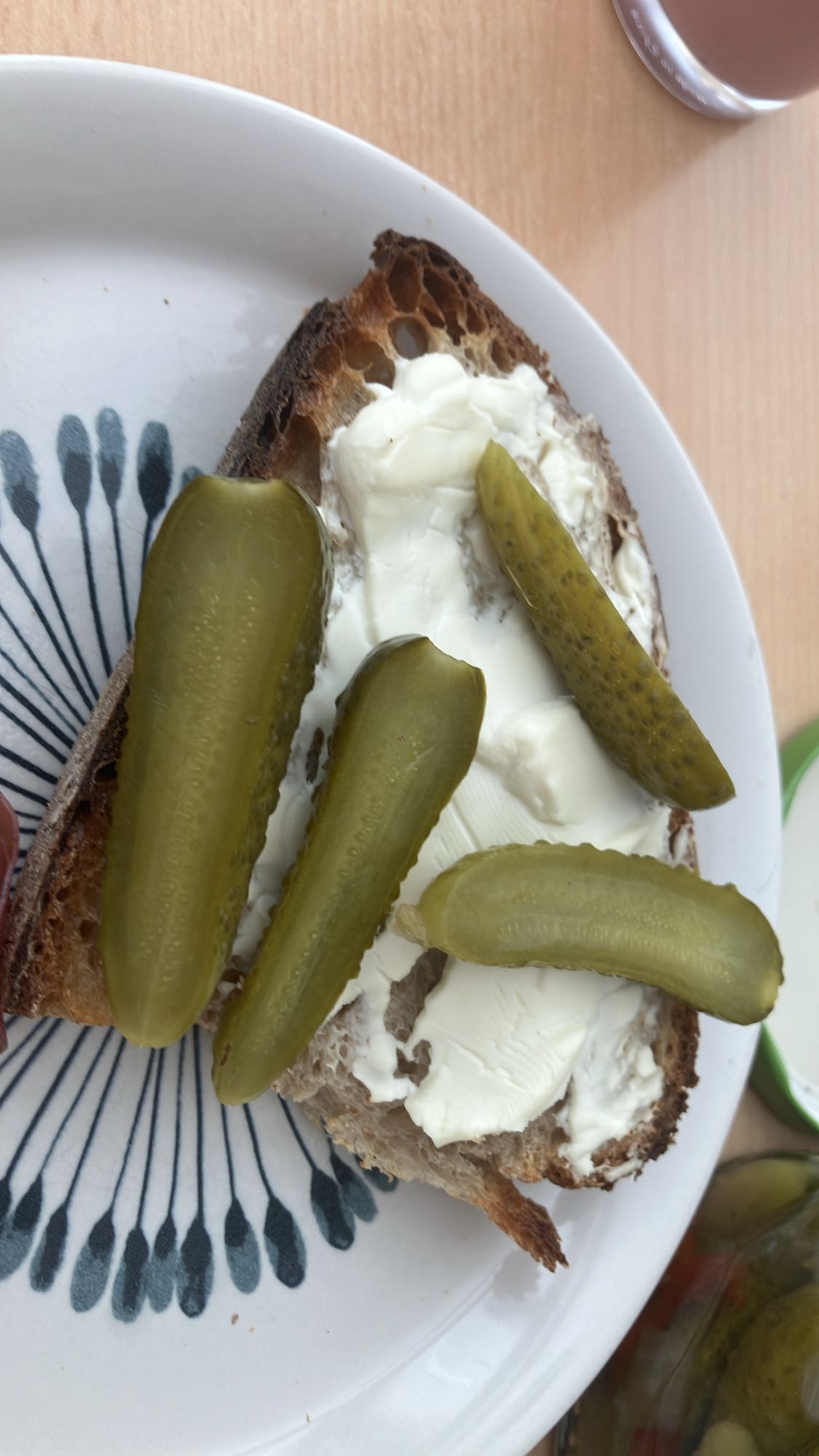 Torrada com queijo e picles