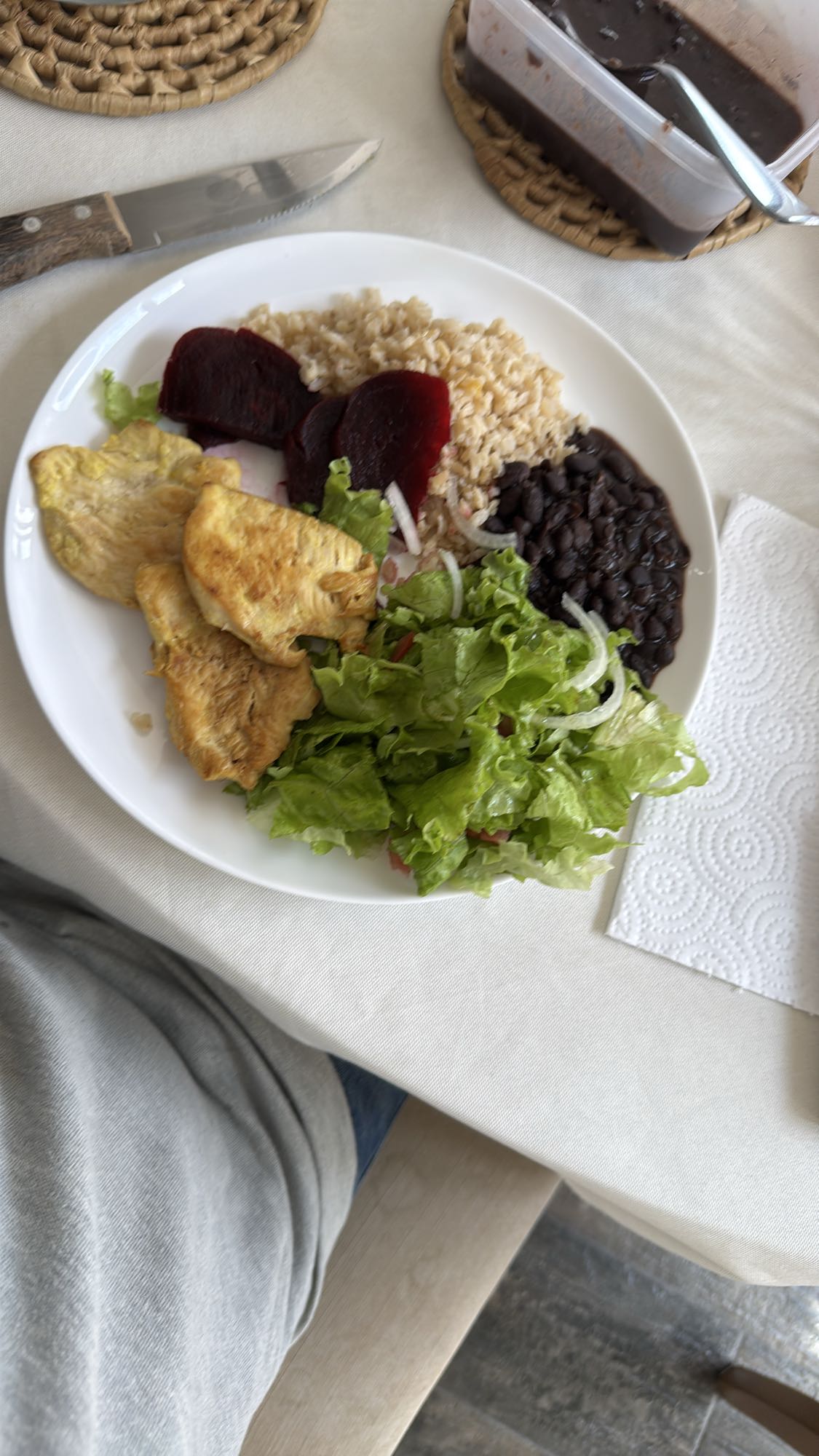 Frango com arroz e feijão