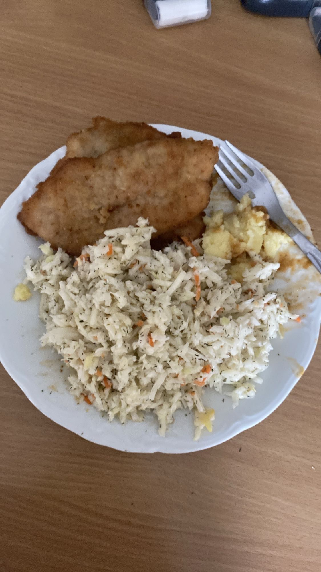 Kotlet z surówką i ziemniakami