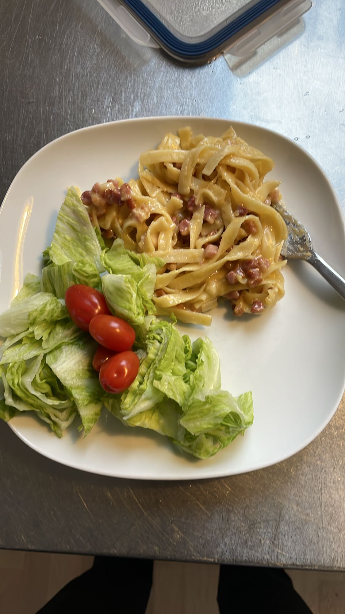Krämig pasta med sallad