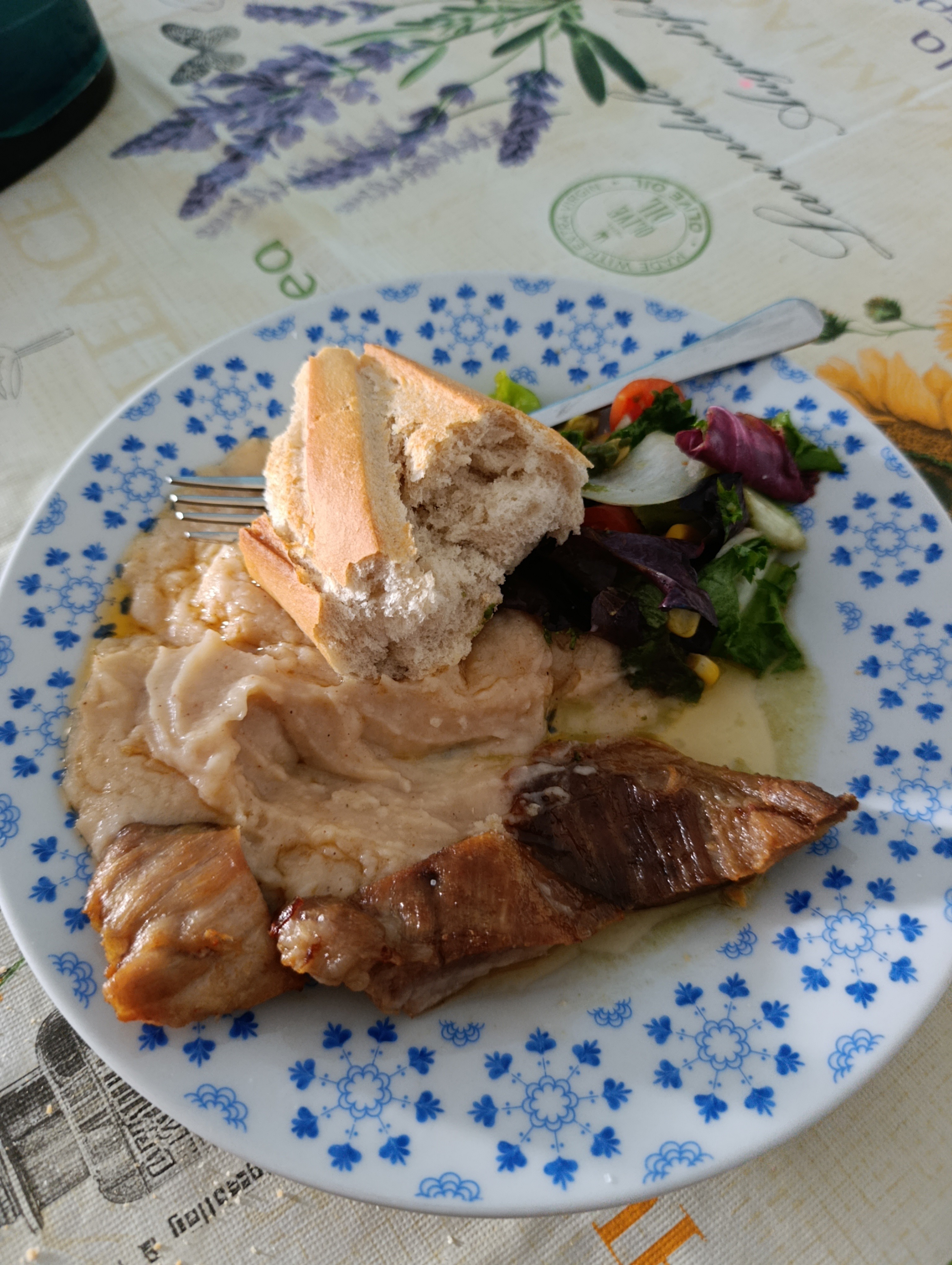 cerdo con puré y ensalada