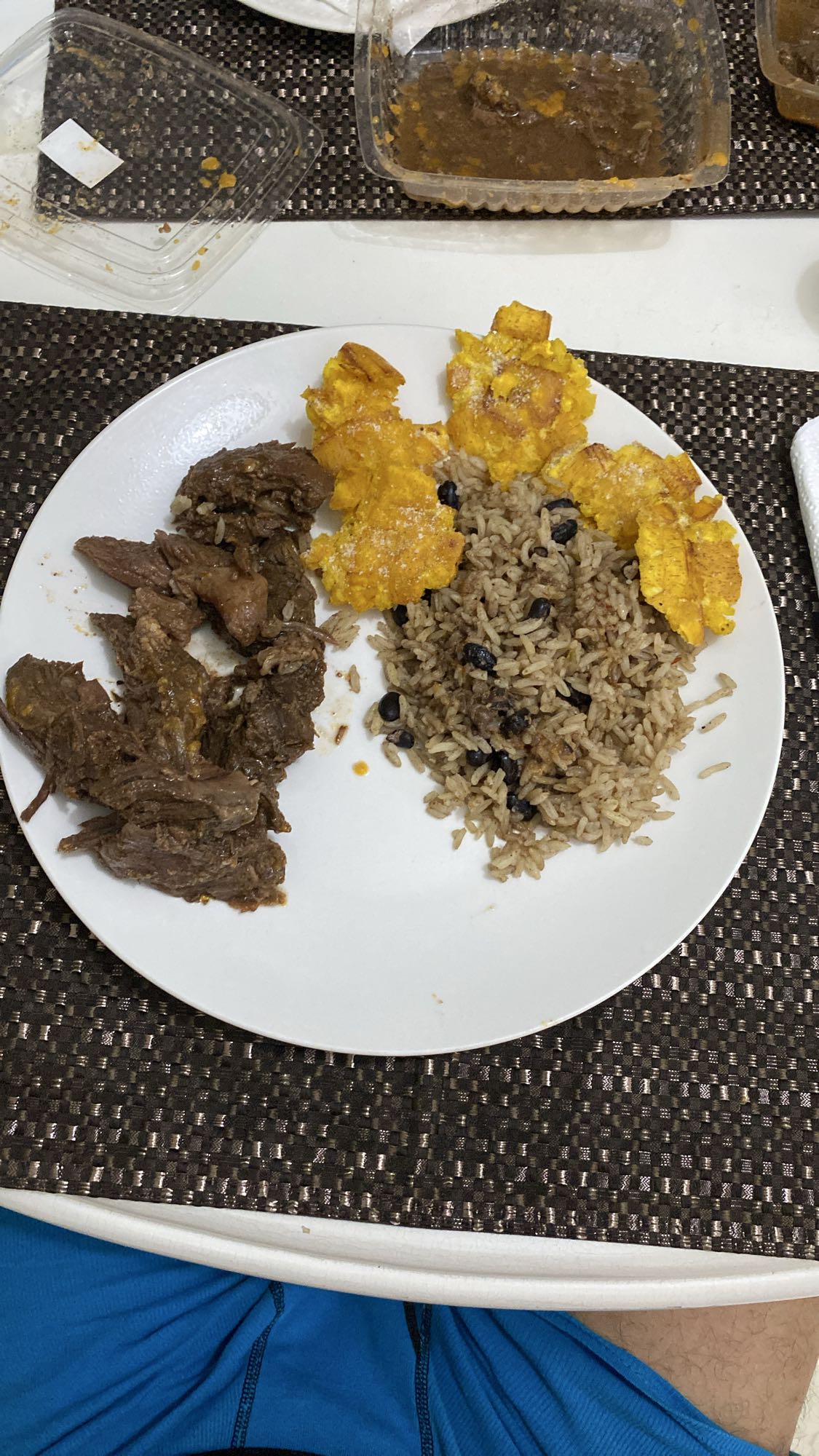 carne con arroz y tostones