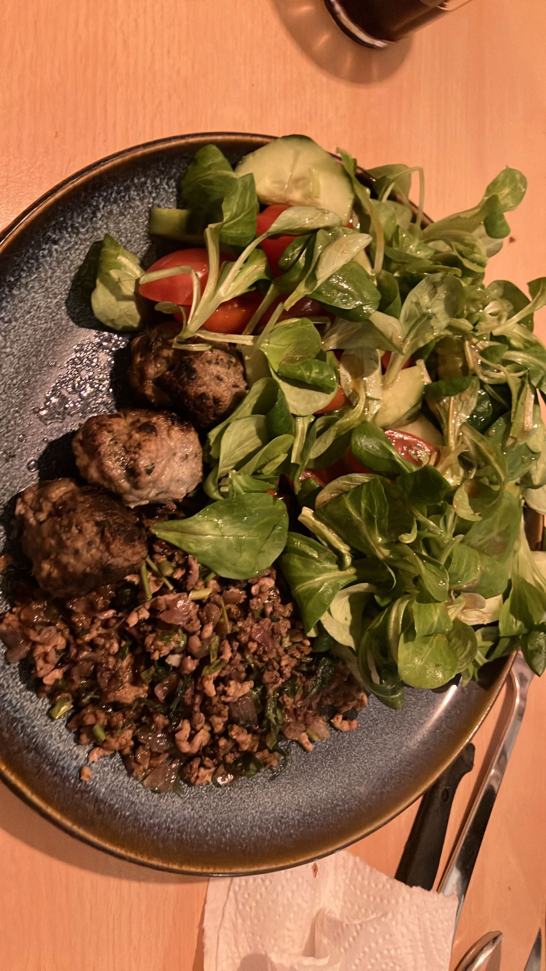 Almôndegas com salada