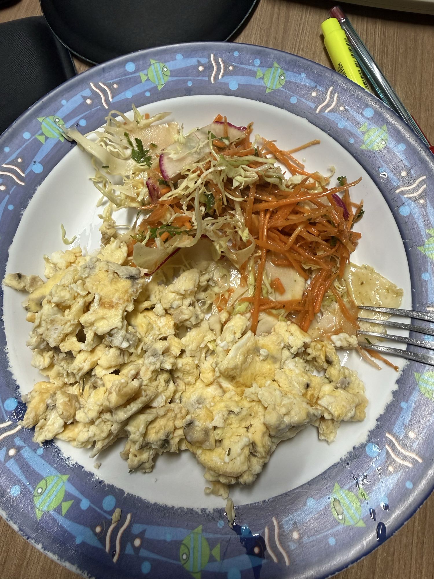 ovos mexidos com salada