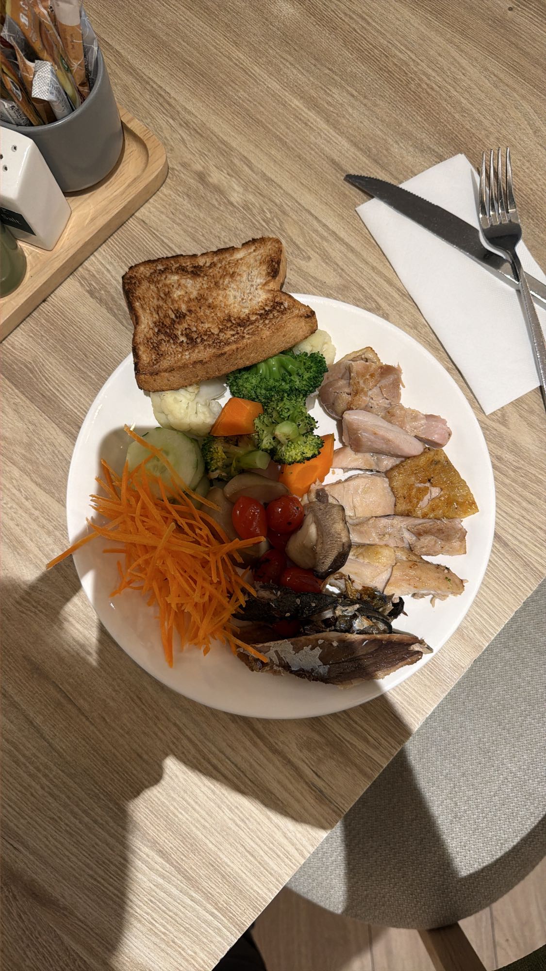 Piatto misto con pane integrale tostato