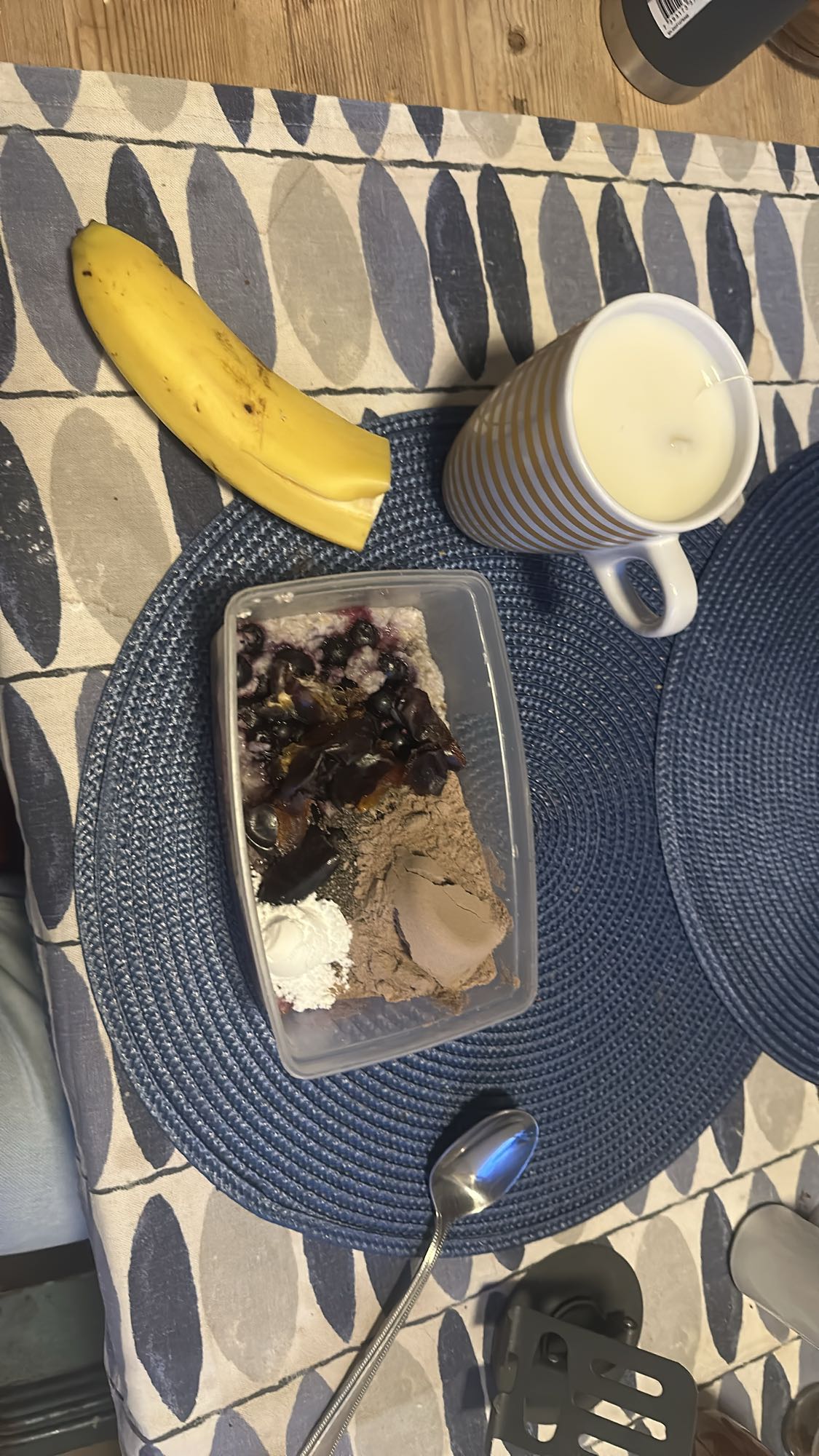 Banan med dessert och mjölk