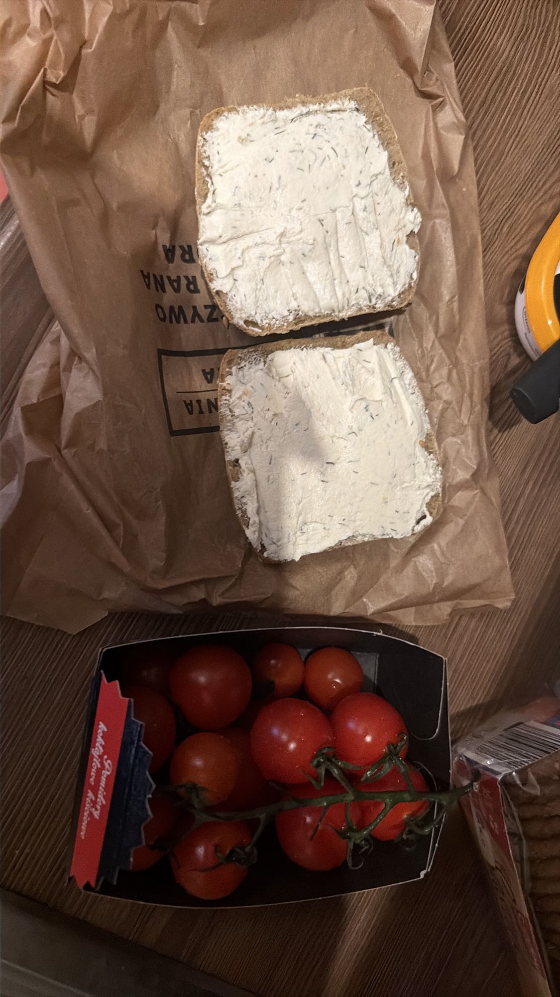 Kanapki z serkiem i pomidorem