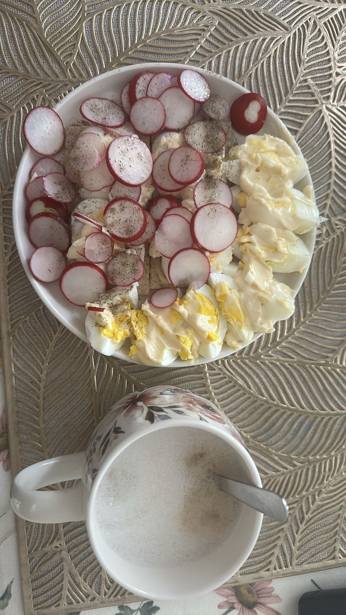 Wafle z jajkiem i rzodkiewką