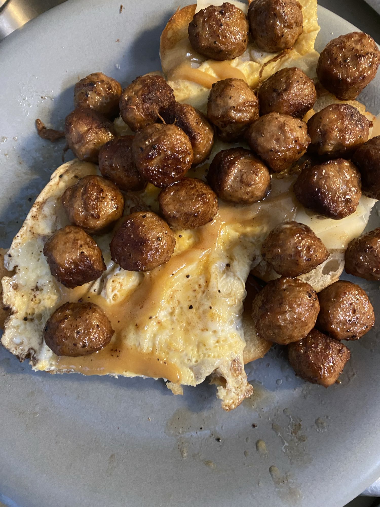 Smörgås med ägg och köttbullar