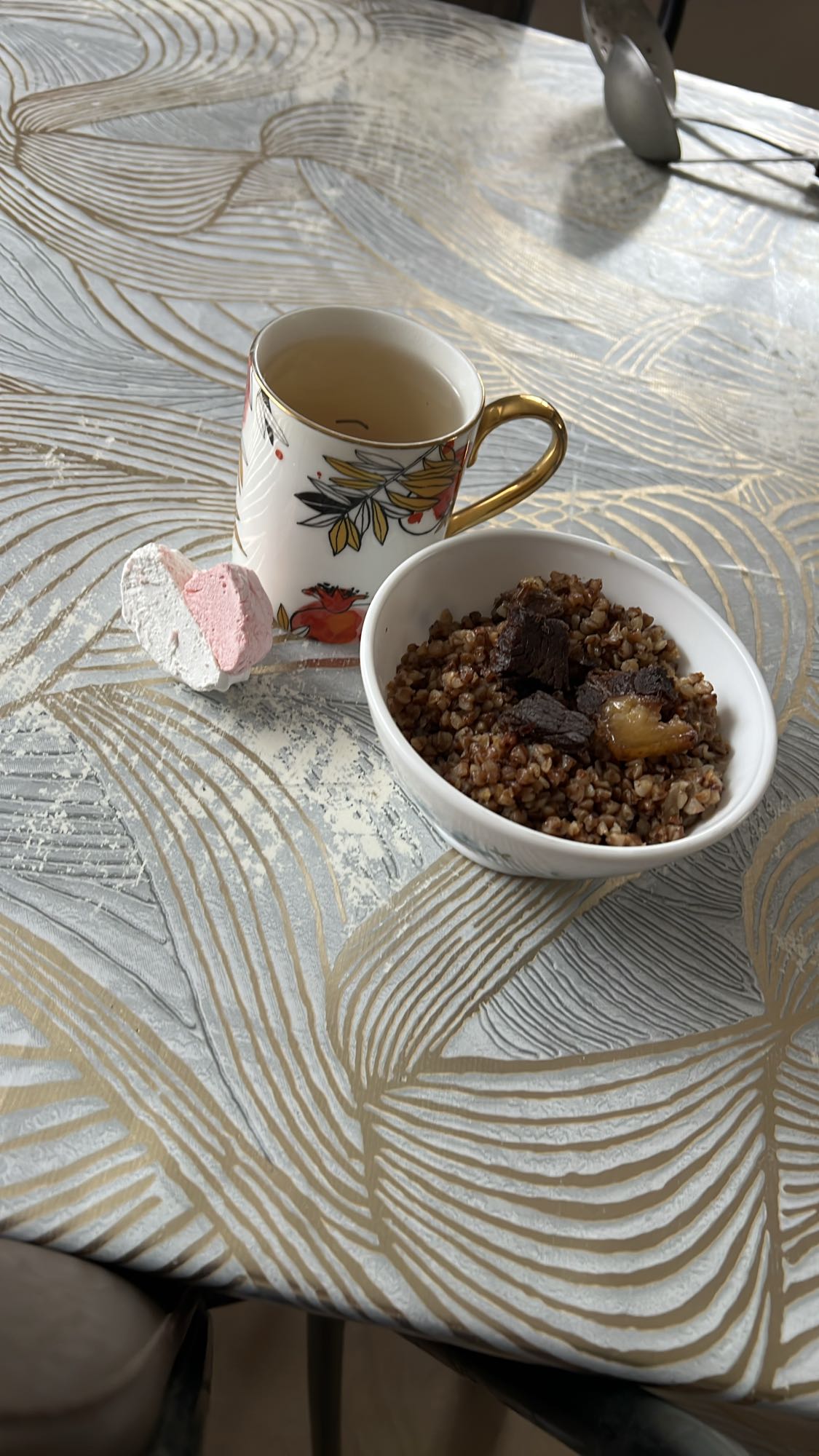 Гречка с мясом и чай