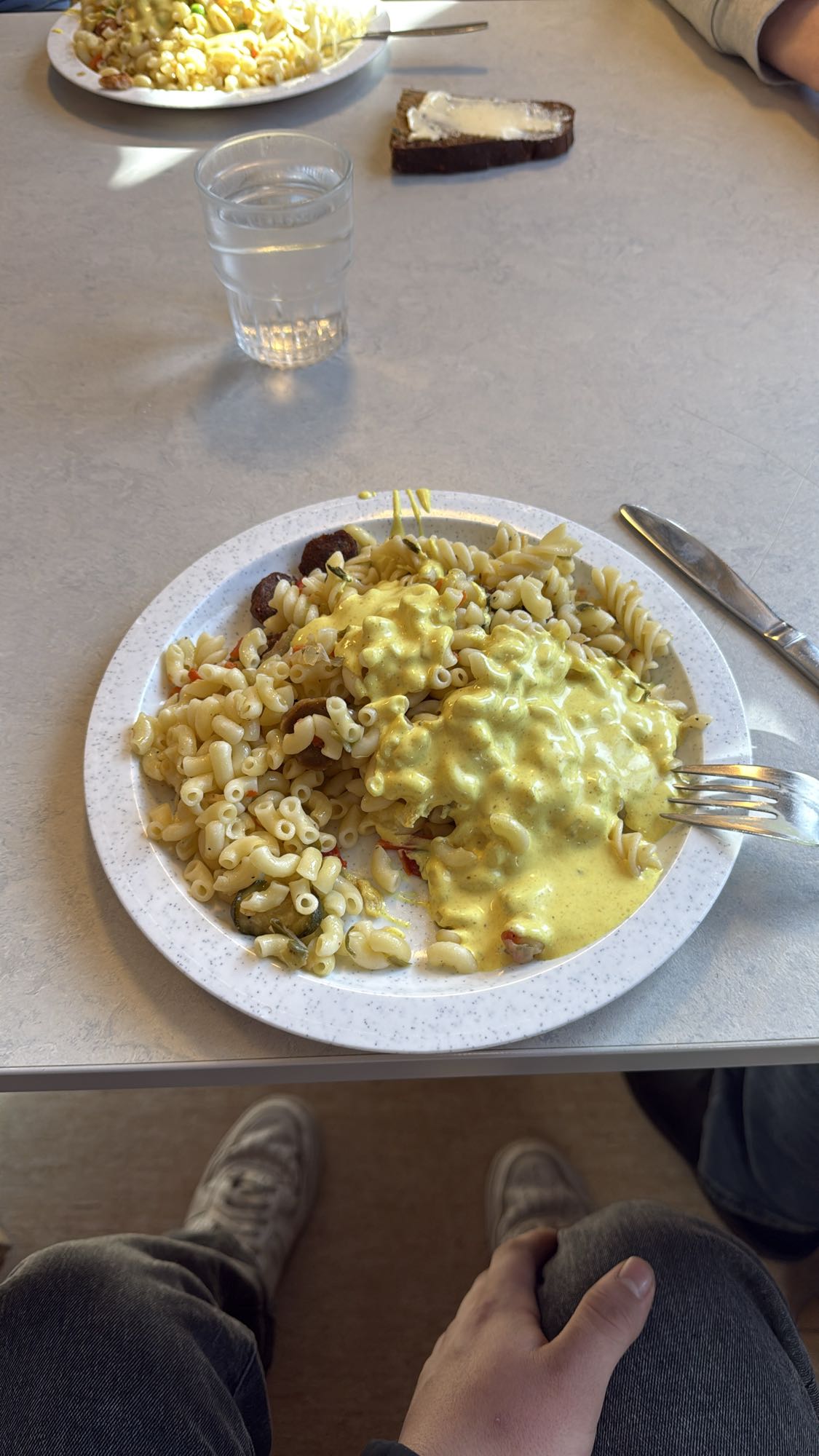 Pasta med korv och sås
