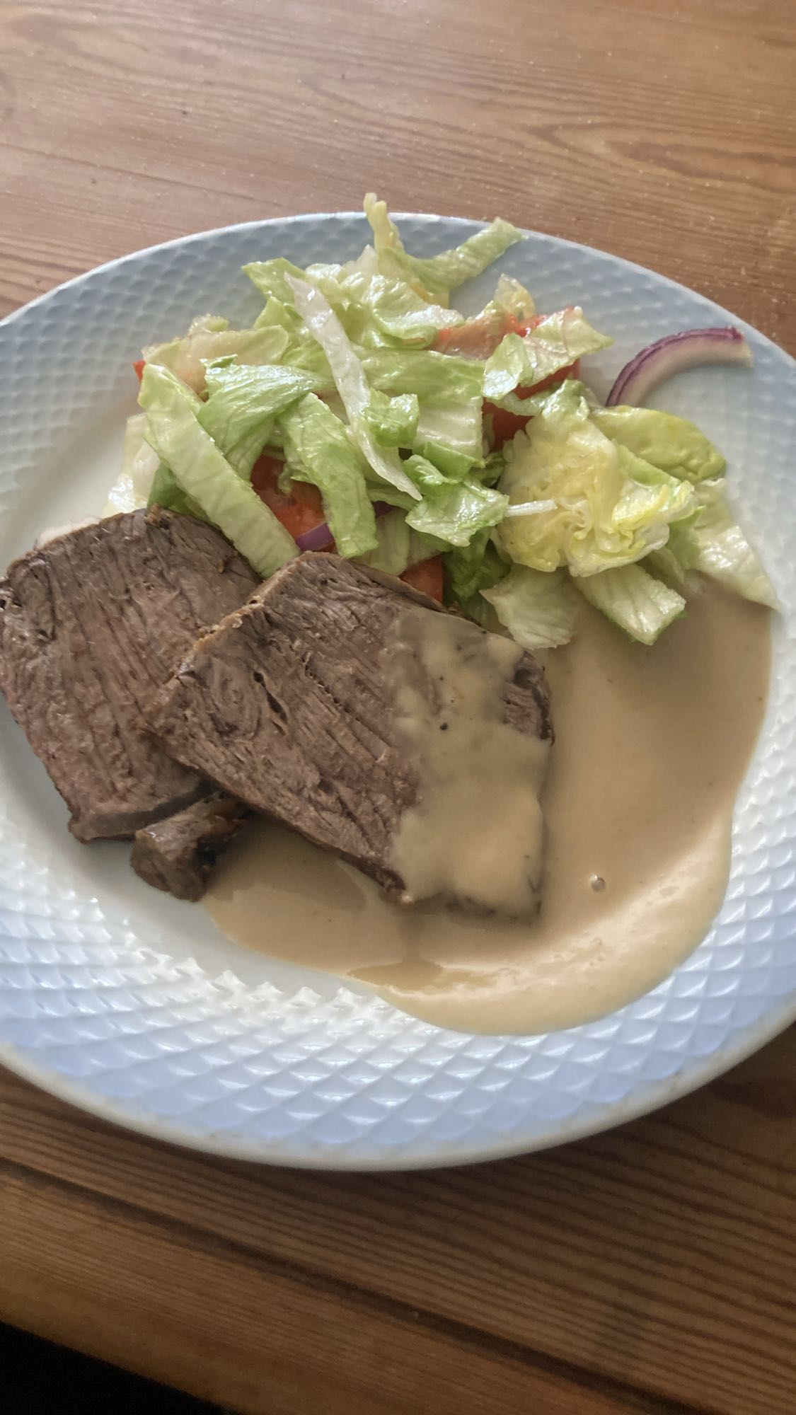 Nötkött med sallad
