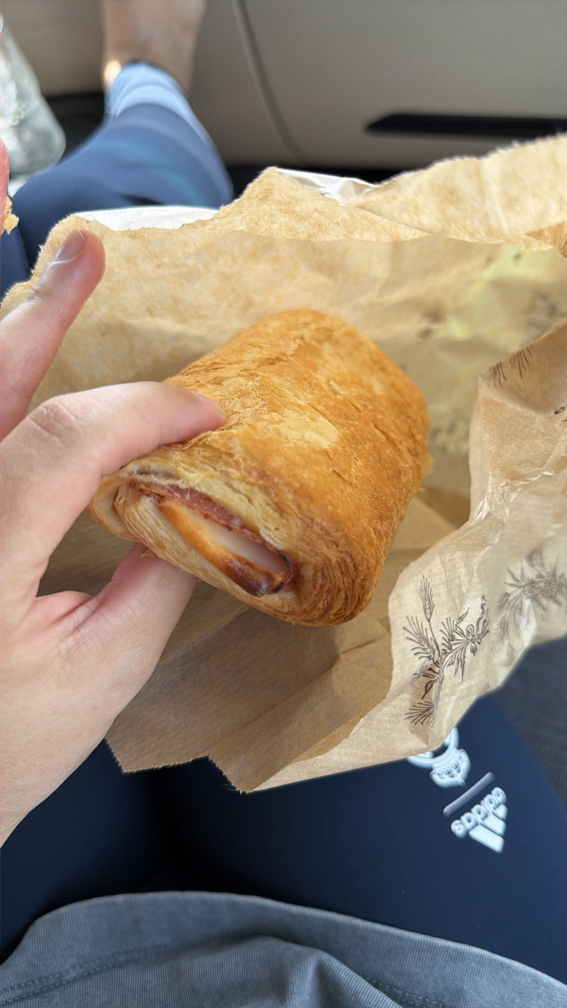 Croissant cu sunca si cascaval