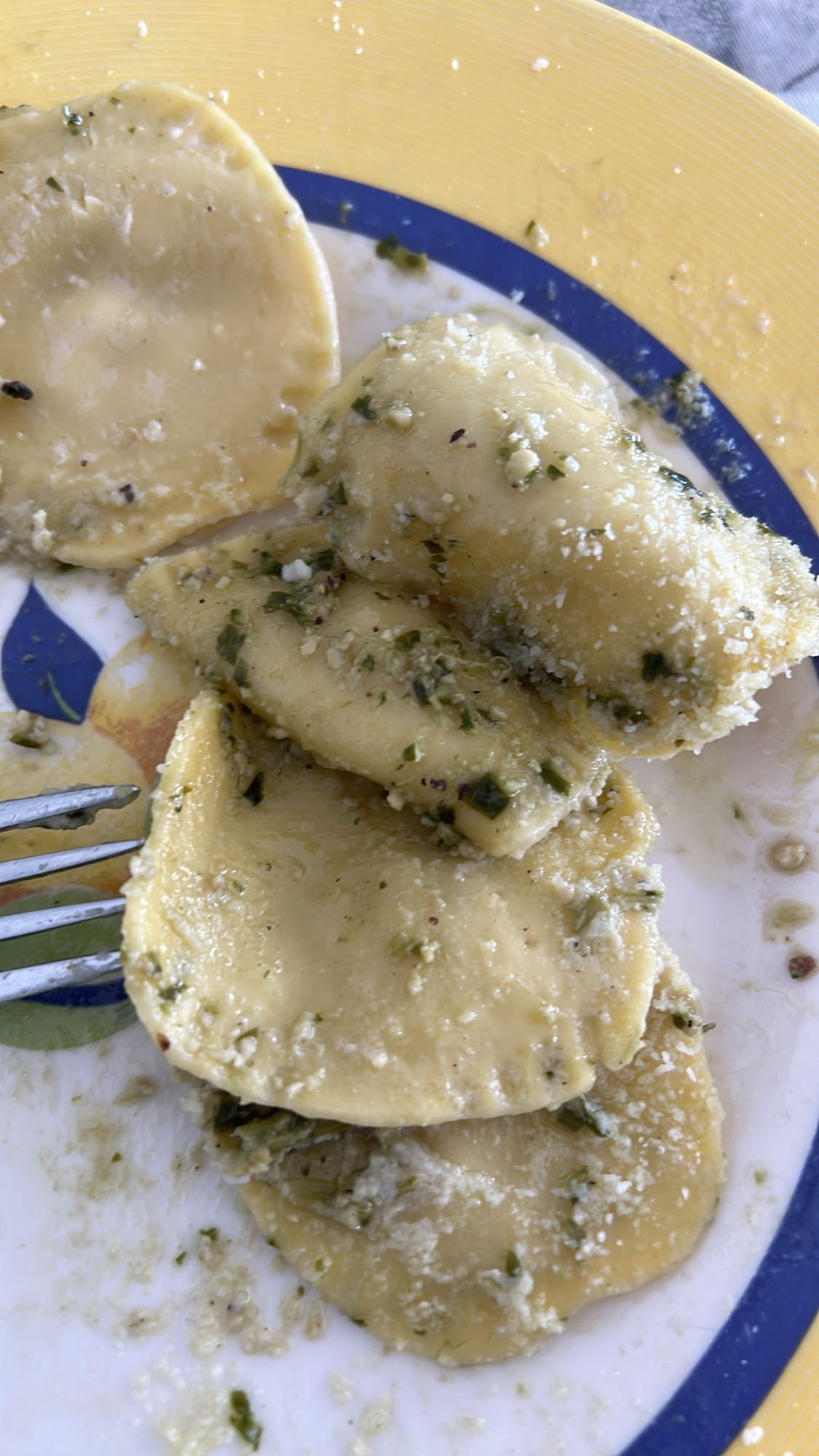 ravioles con mantequilla y pesto