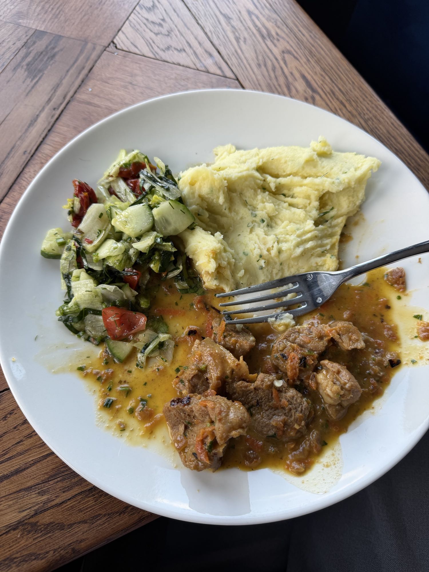 Пюре с мясом и салатом