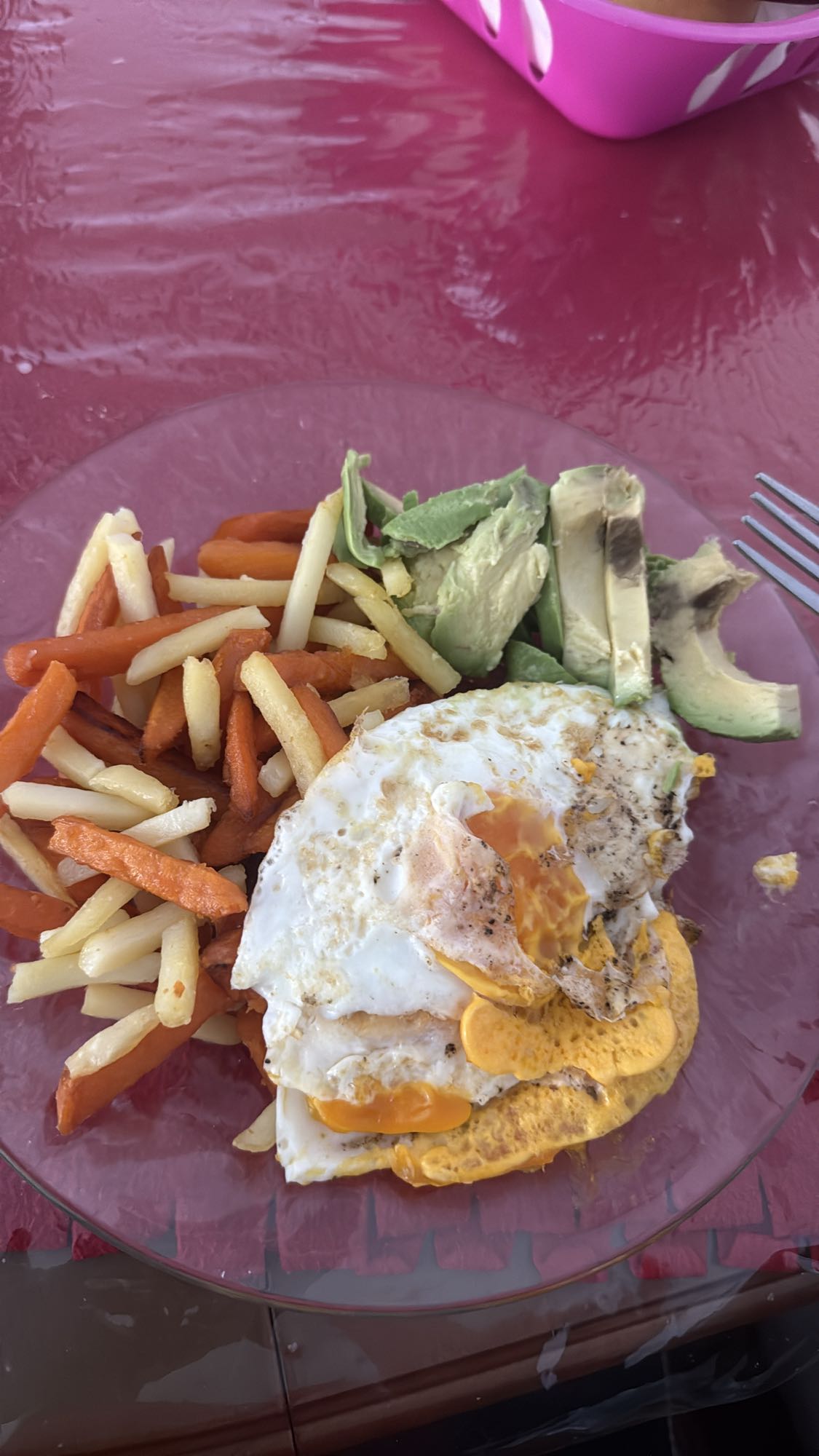 huevos con papas y aguacate