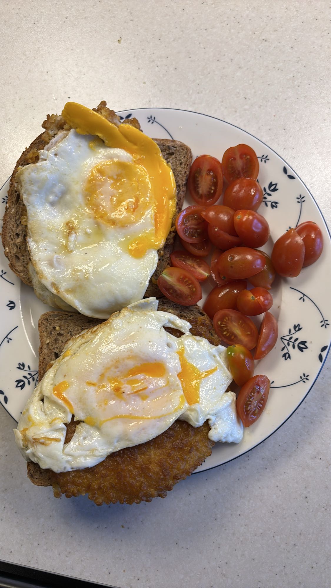 Brødskiver med kyllinghamburger og egg