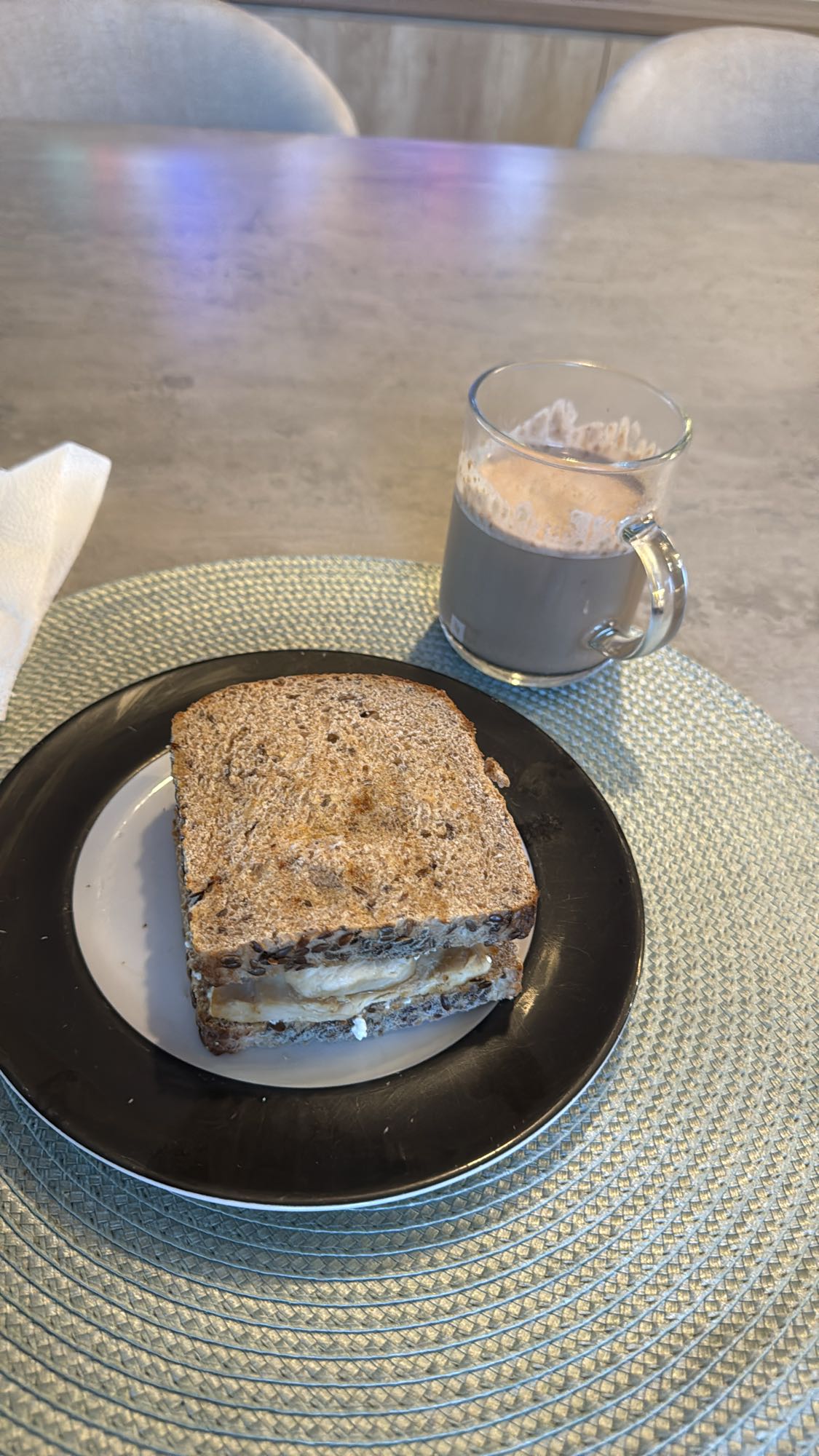 sándwich integral con pechuga, queso cottage y proteína de chocolate con leche