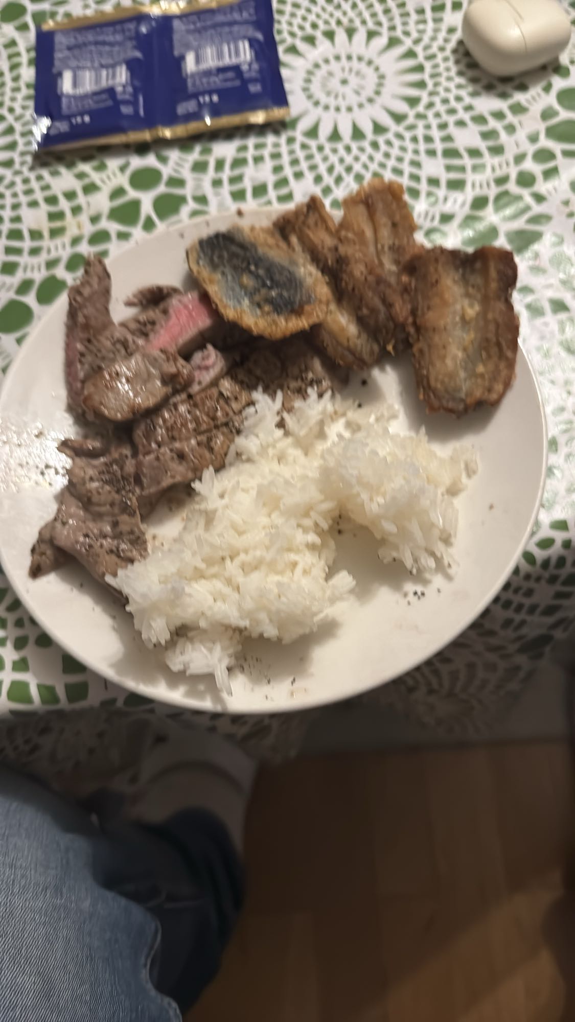 Ris med biff och stekt fisk