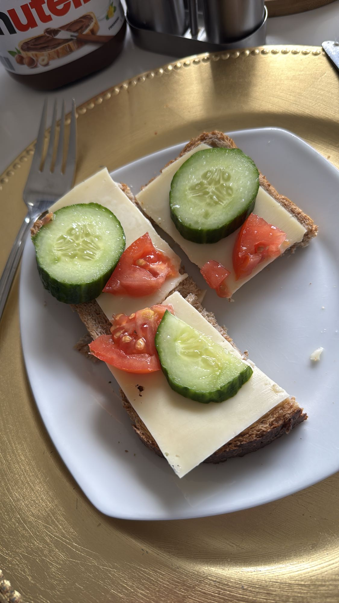 Brood met kaas en groente