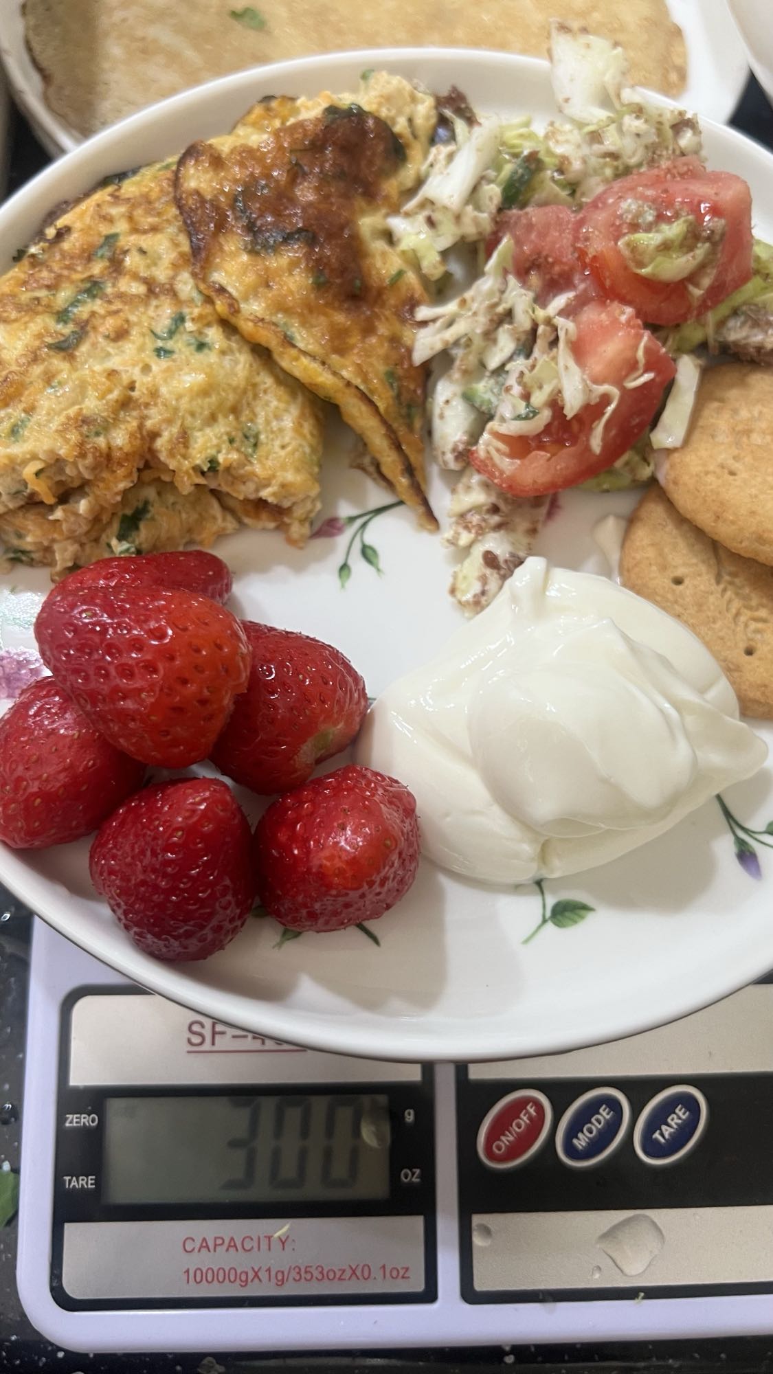 Омлет с салатом и клубникой