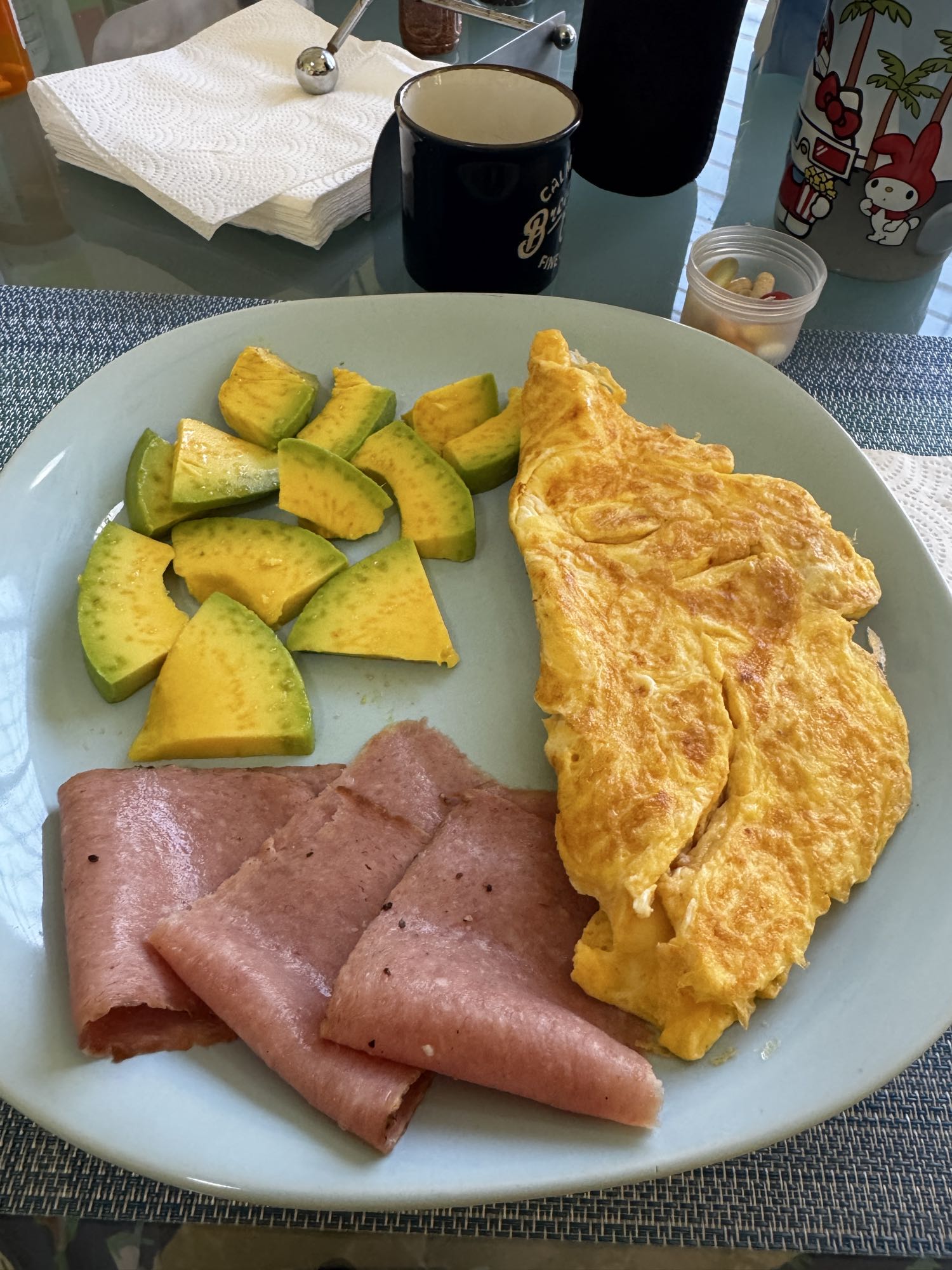 omelet con jamón y aguacate