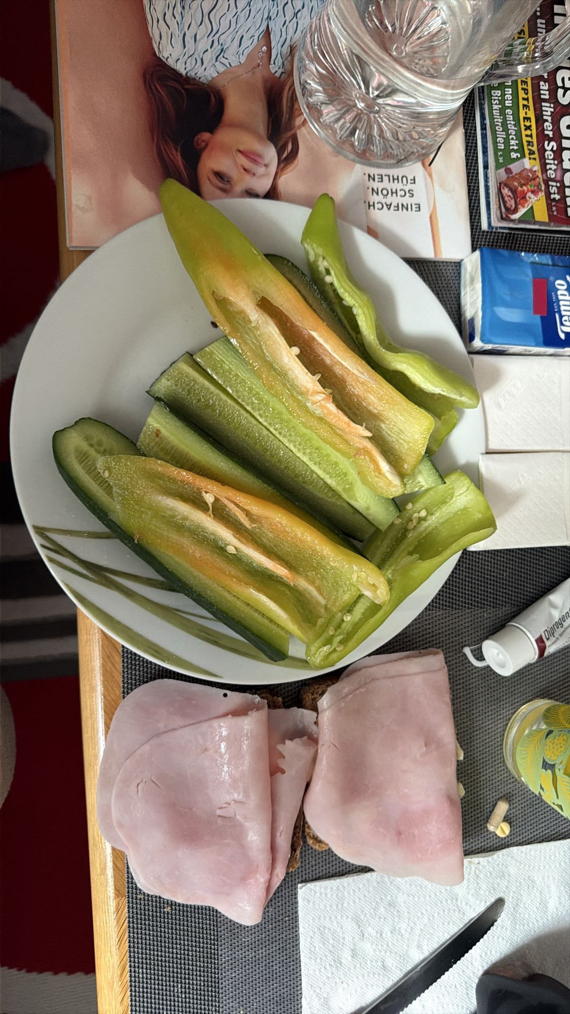 Schinkenbrot mit Gemüse