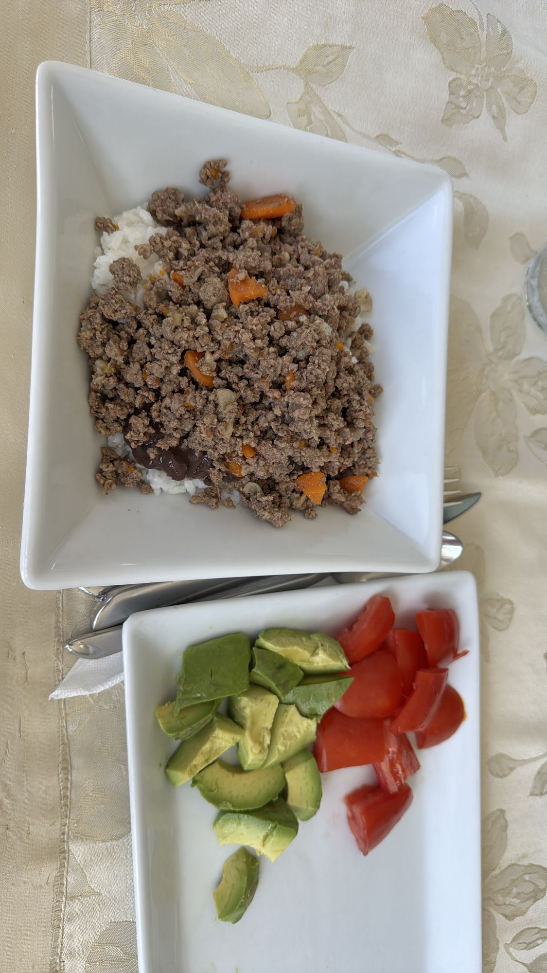 arroz con carne y aguacate