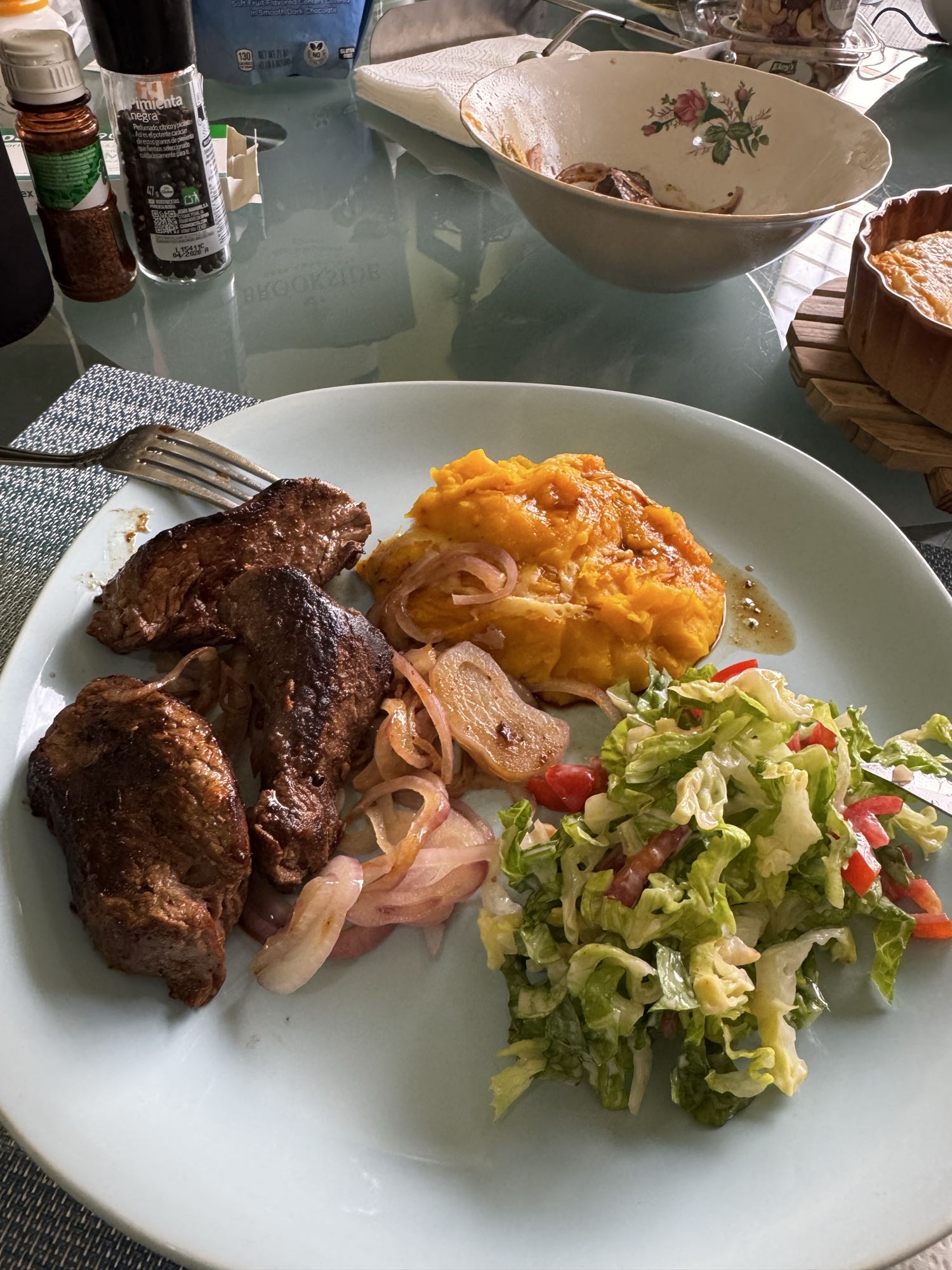 carne con puré y ensalada