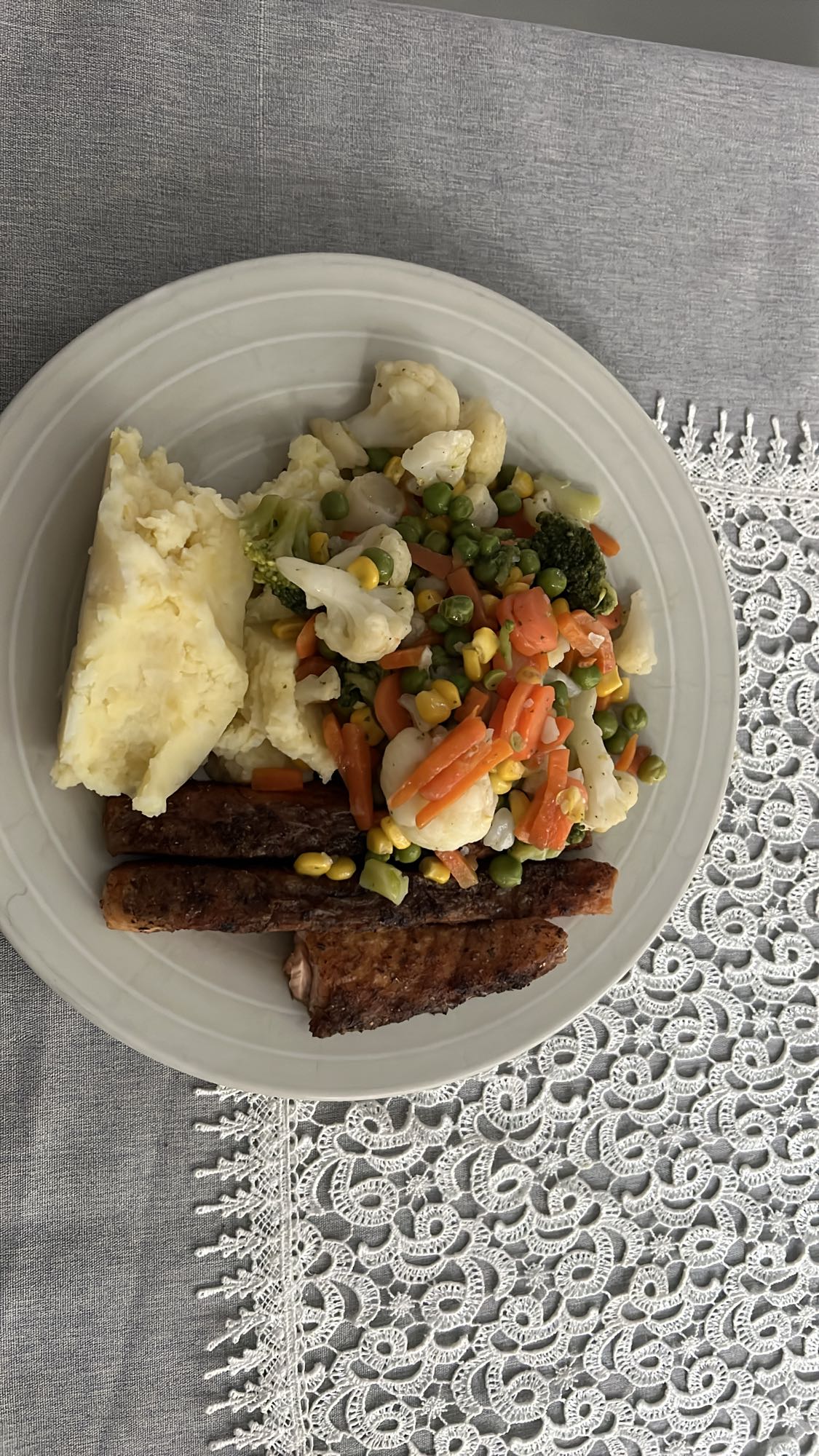 Kiełbasa z puree i warzywami