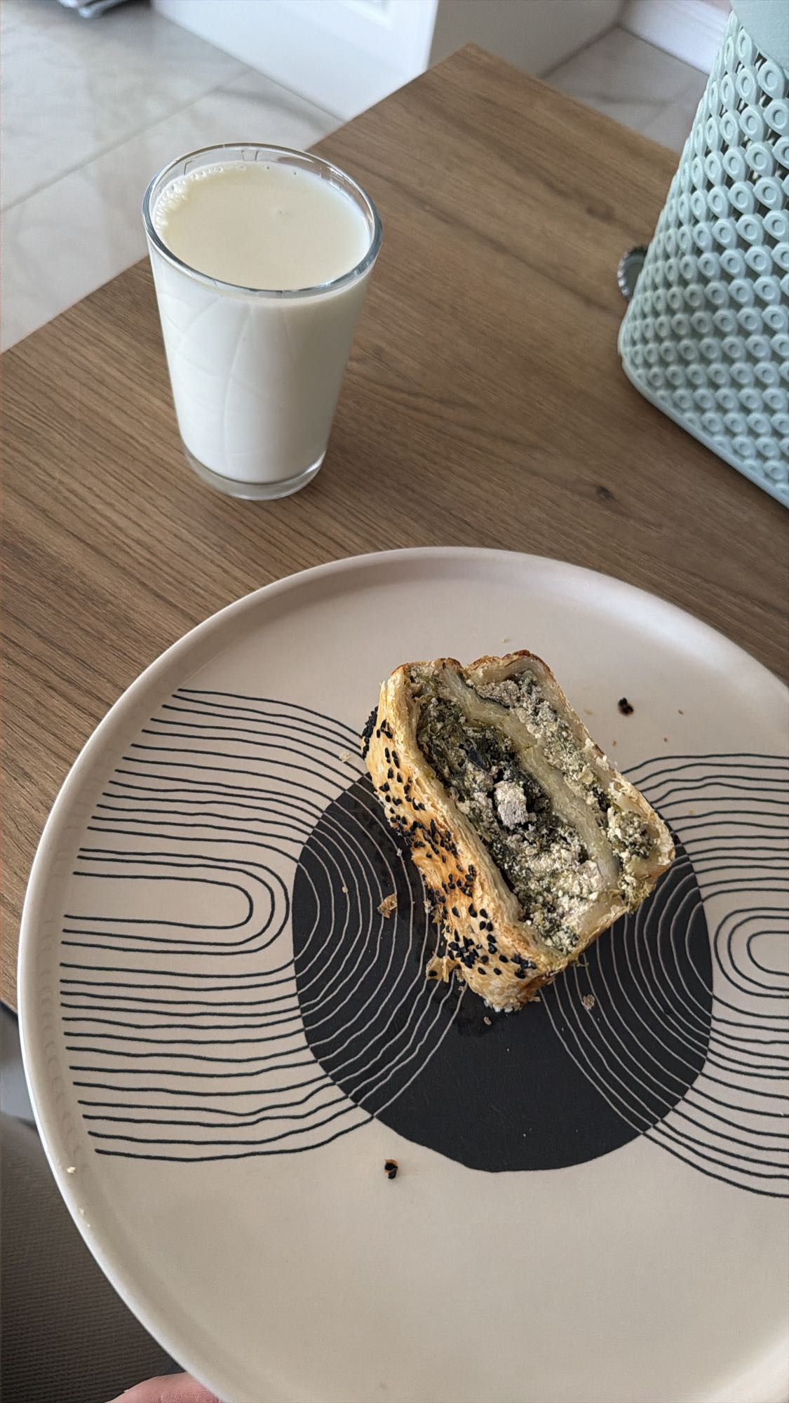 Ispanaklı börek ve süt