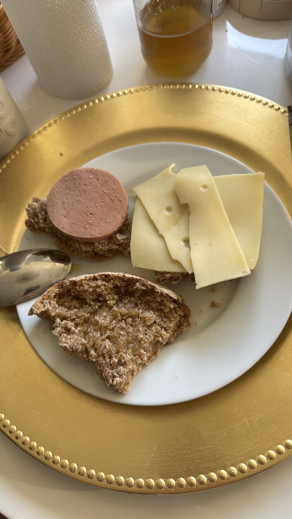 Brood met kaas en worst