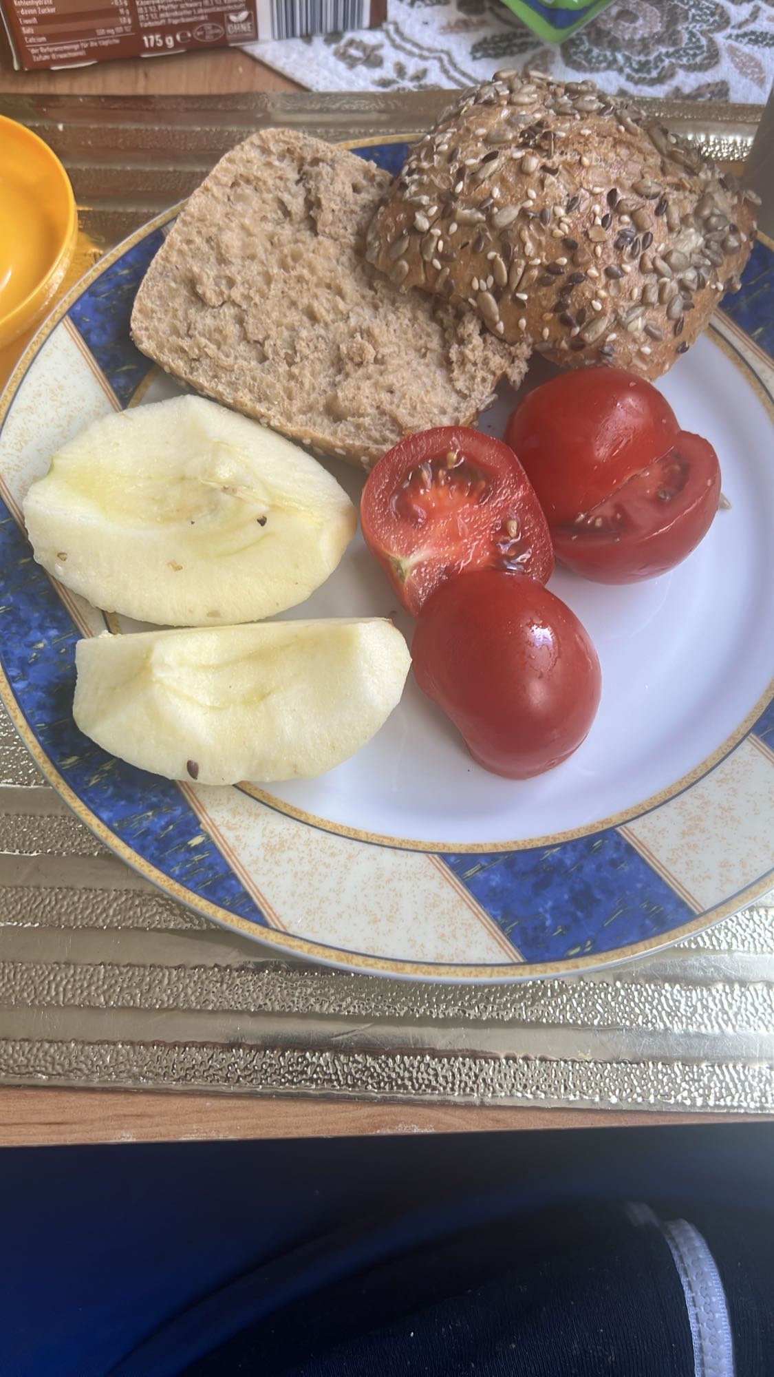 K6rnerbr6tchen mit Obst