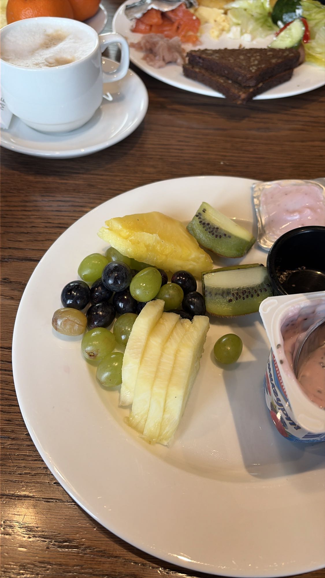 Фруктовая тарелка с йогуртом