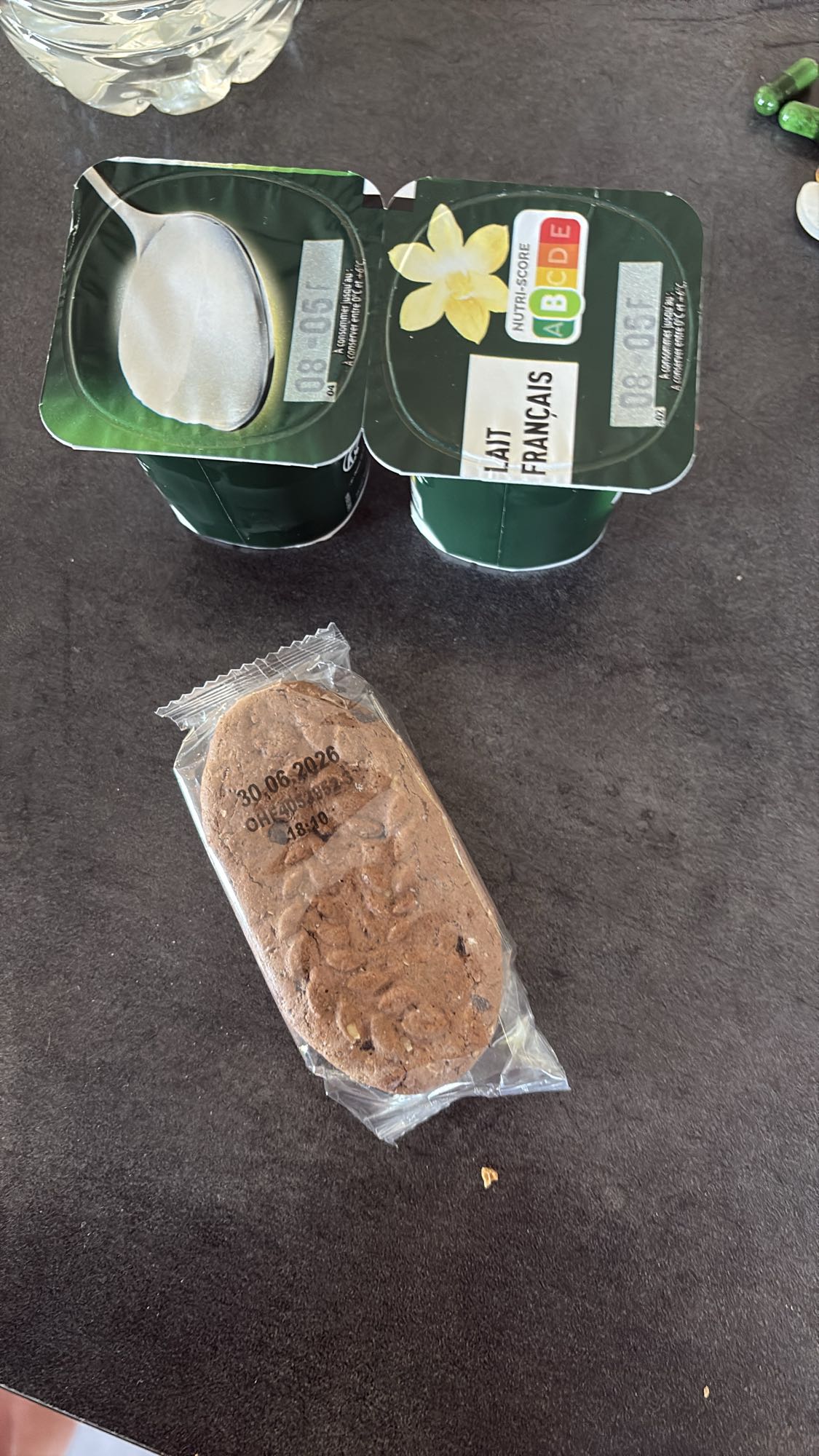 Yaourts et biscuit