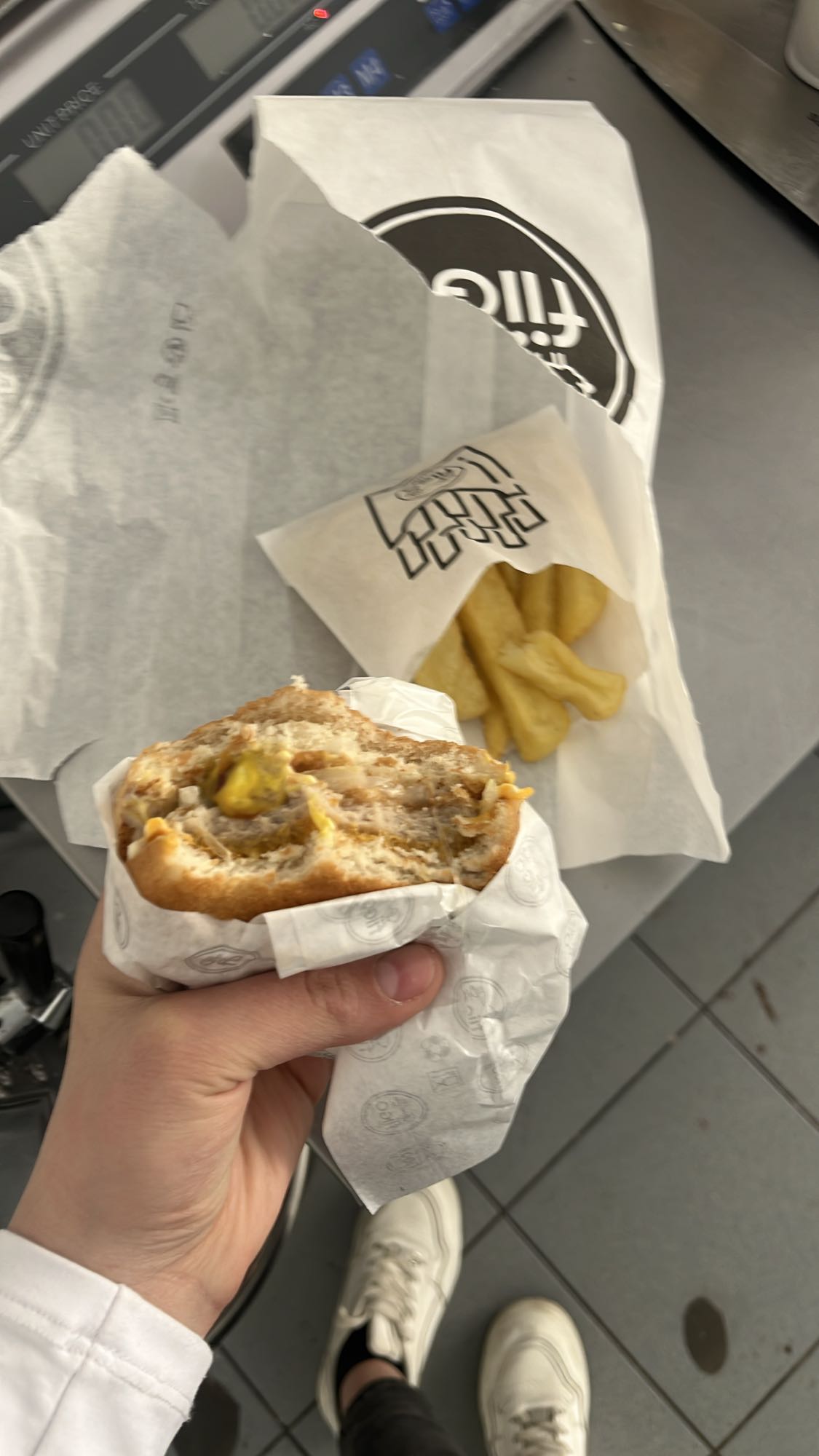 Burger cu cartofi