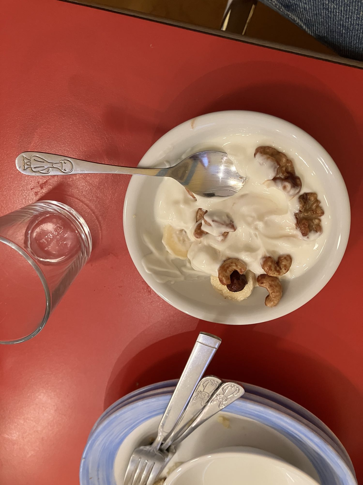 Iogurte com frutas e nozes