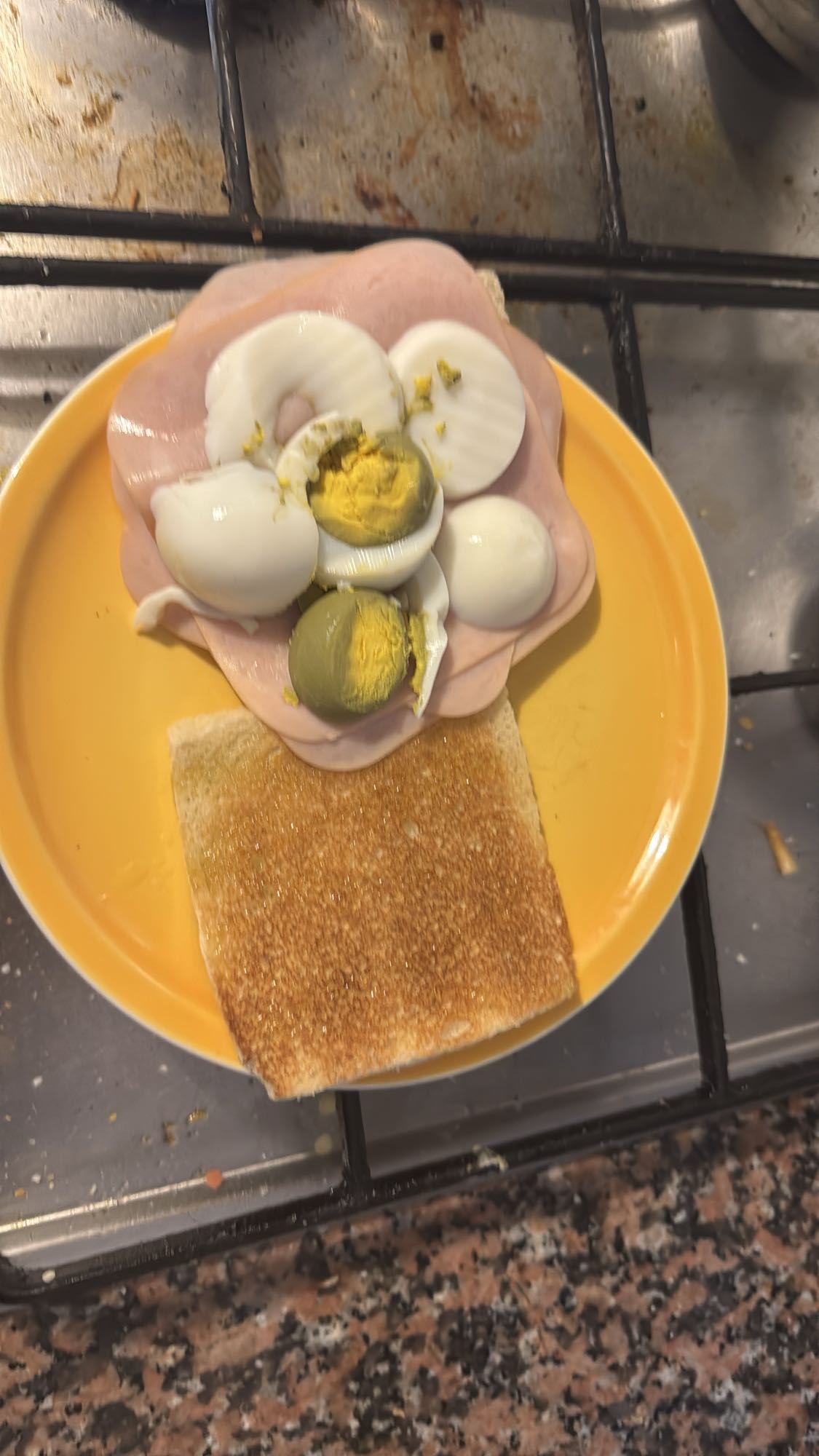 Tostada con jamón y huevo