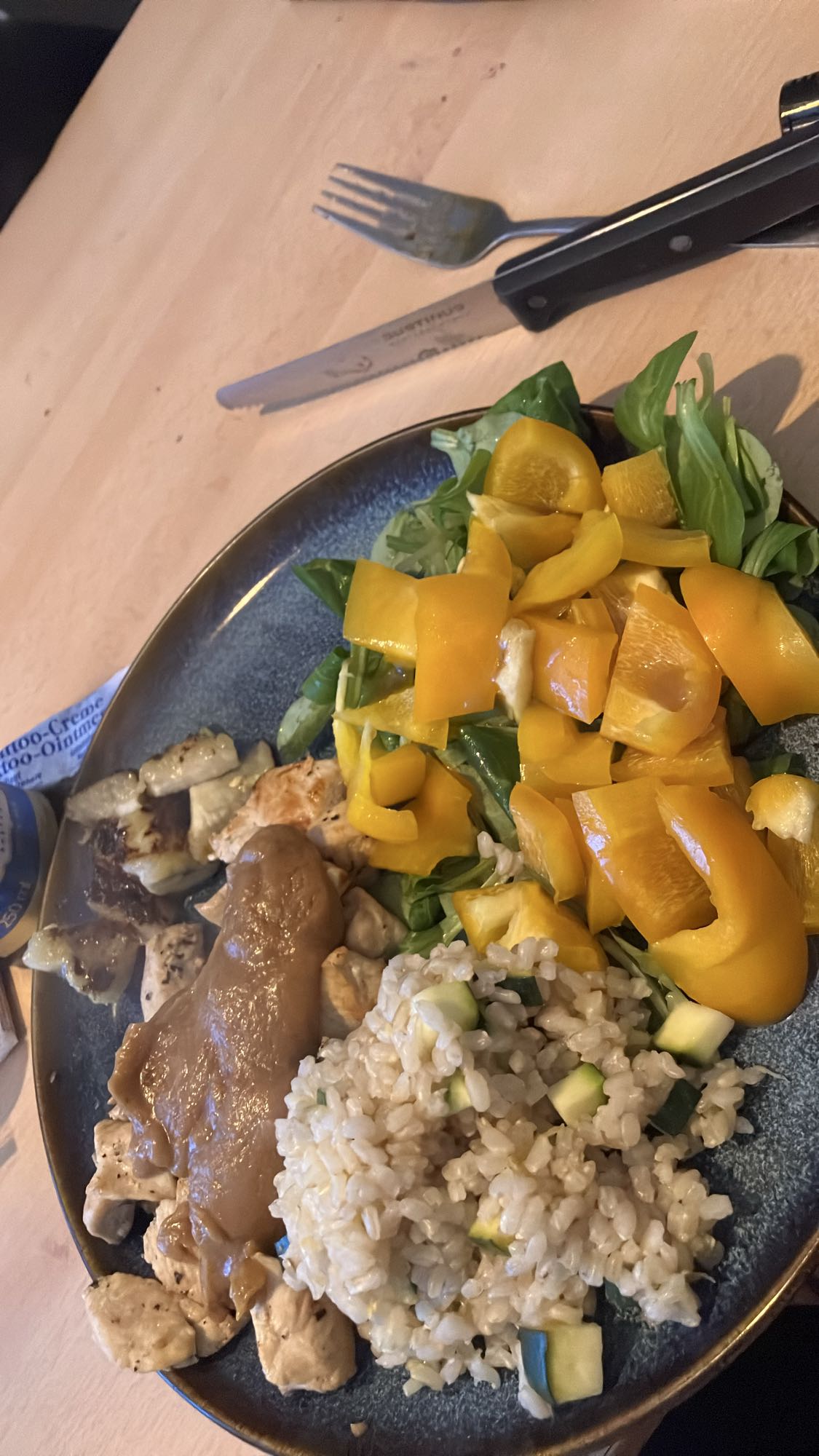 Frango com arroz e salada