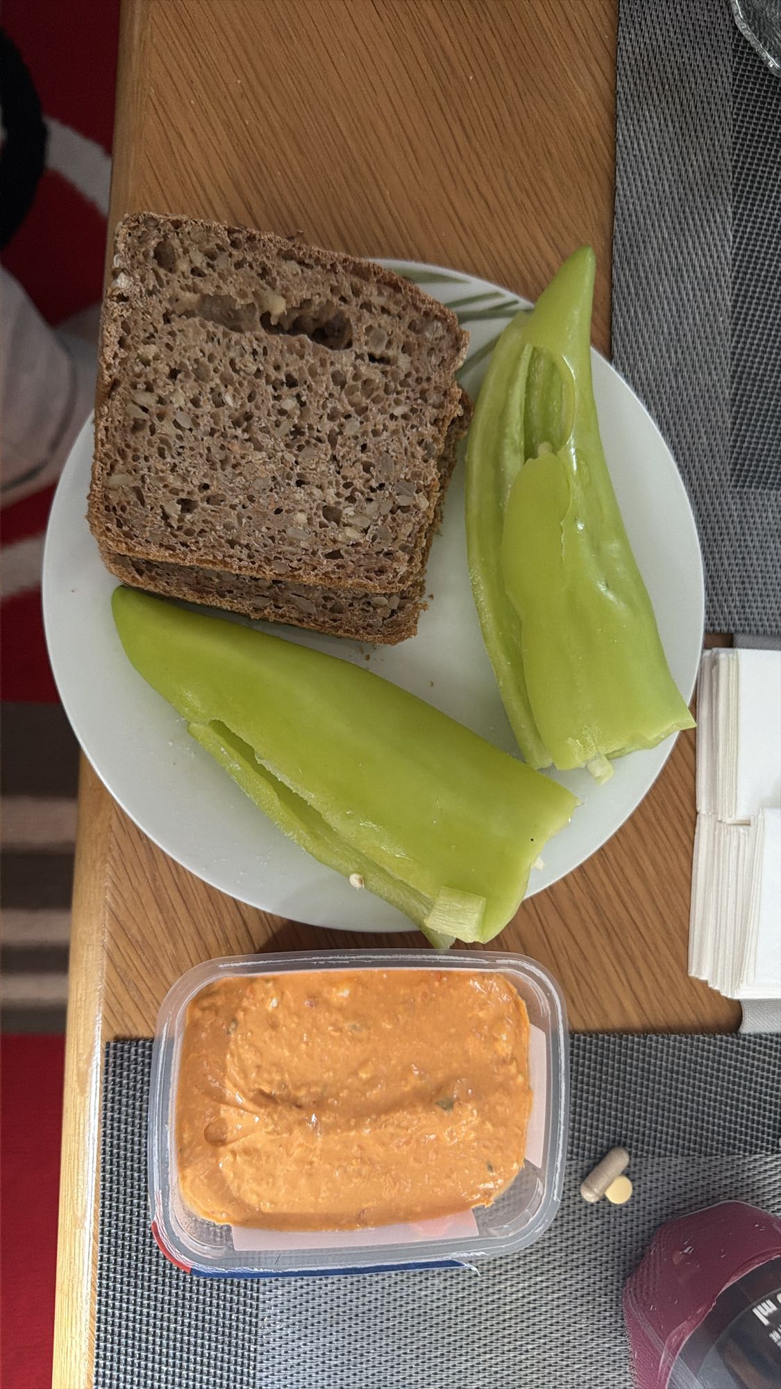 Brot mit Paprika-Dip