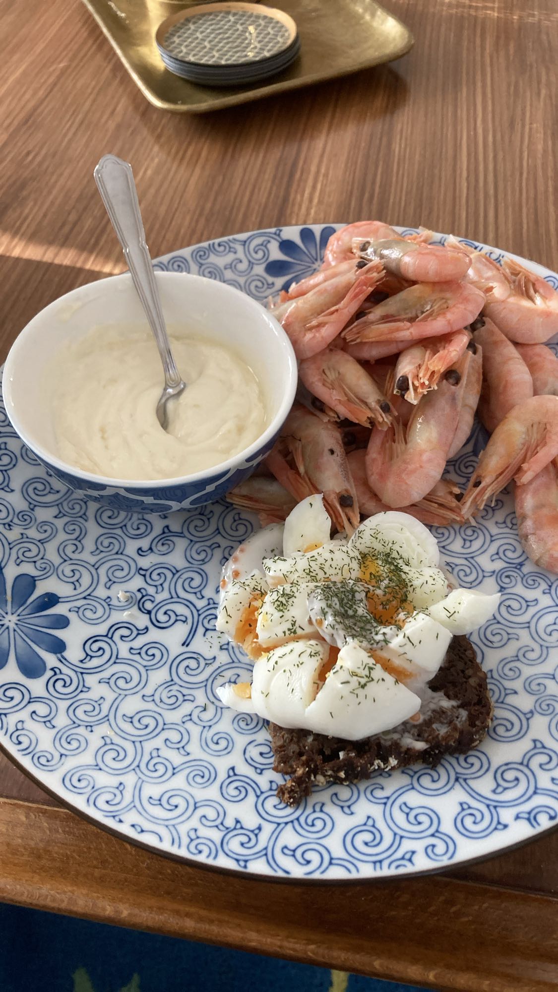 Räkor med äggsmörgås