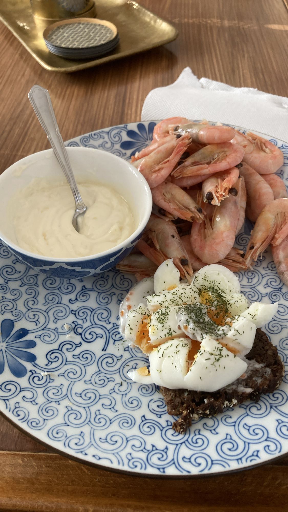 Räkor med äggsmörgås