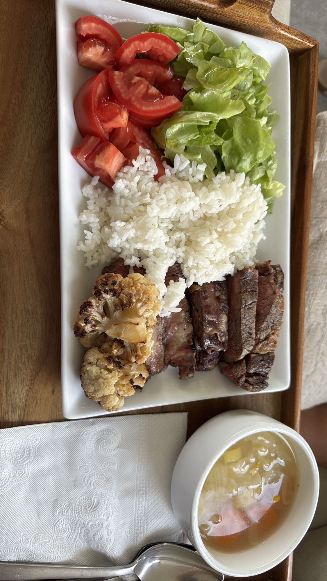 Plato con carne y arroz