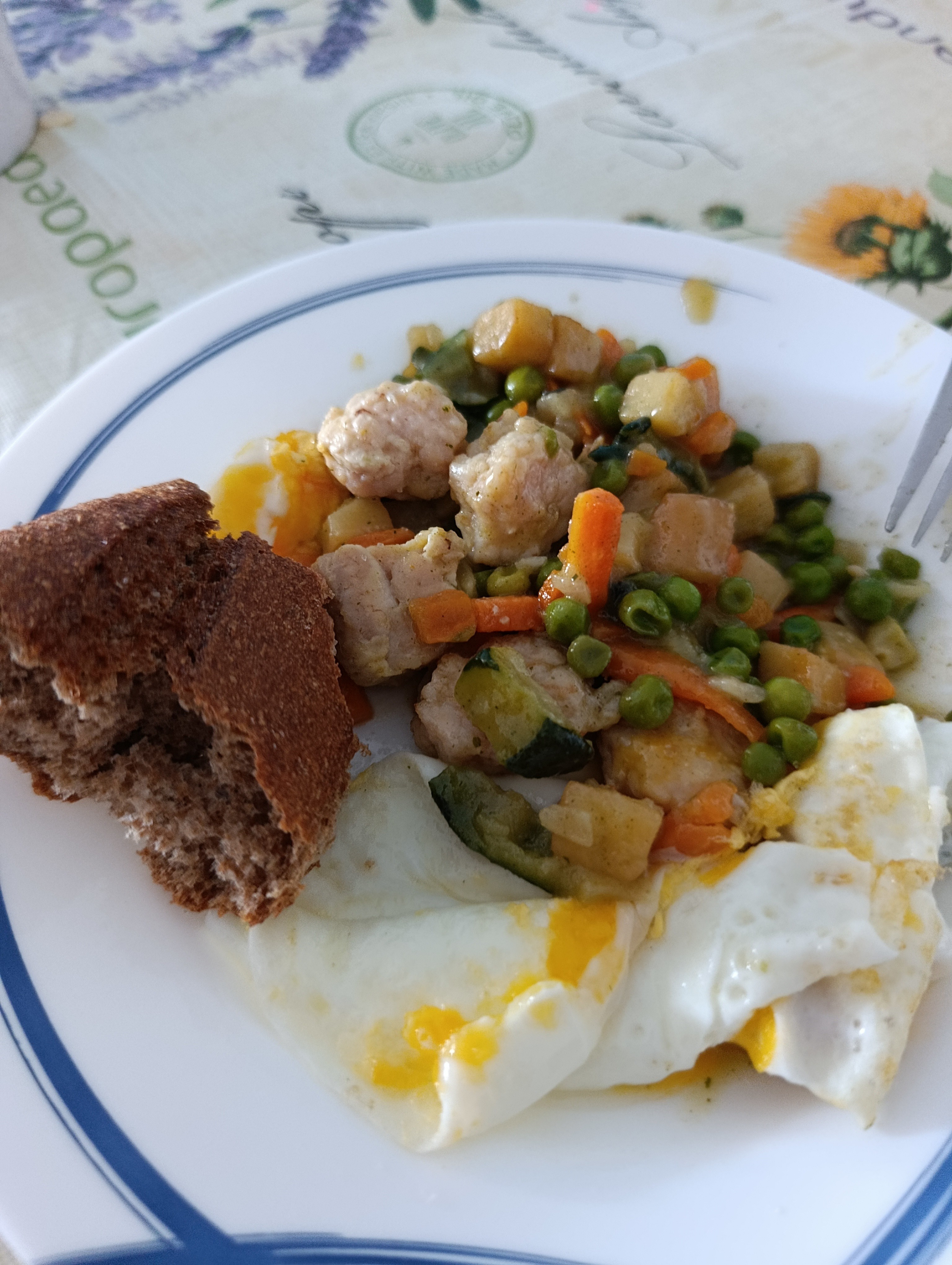huevos con pollo y verduras