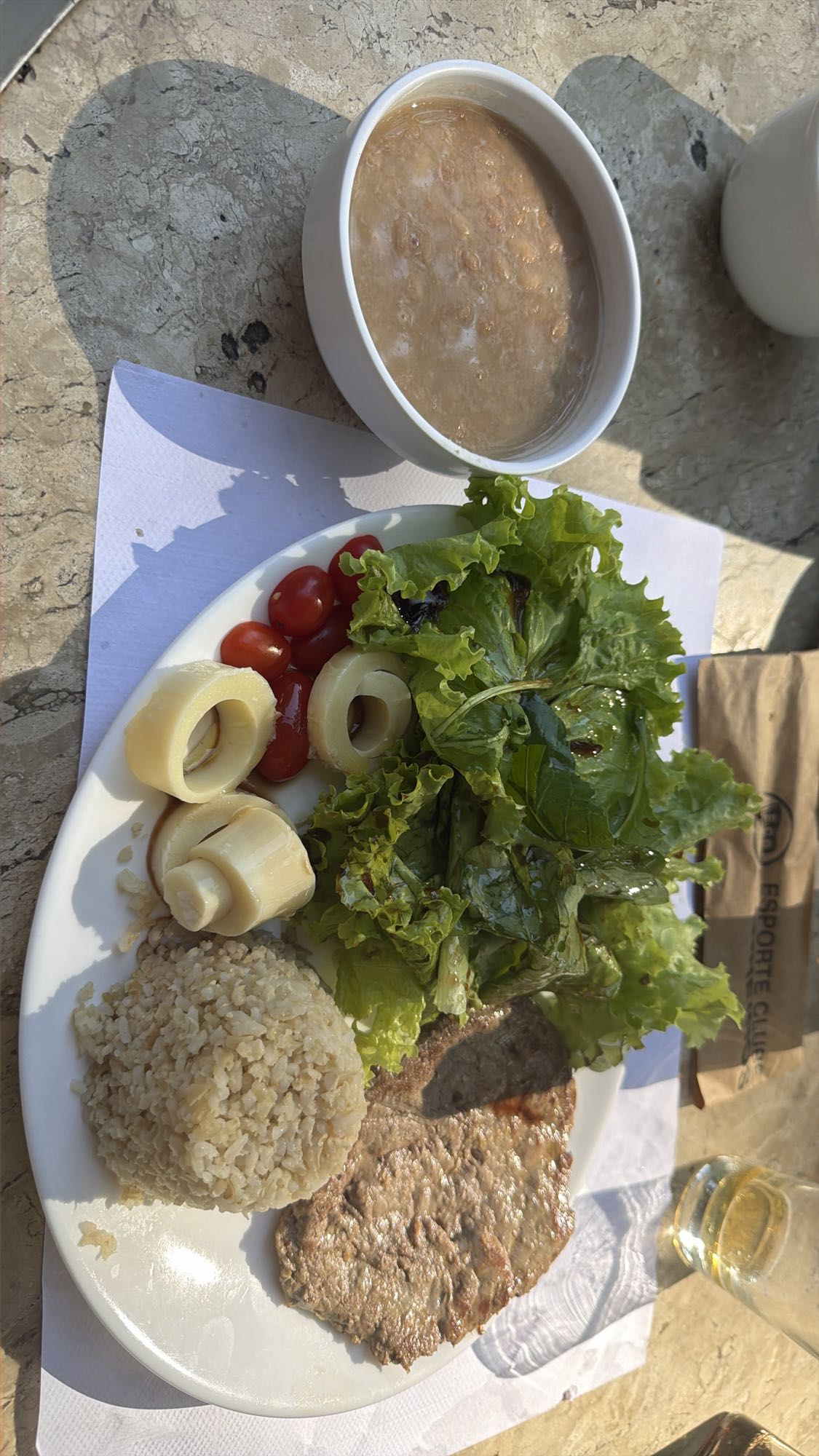 Prato com carne e salada