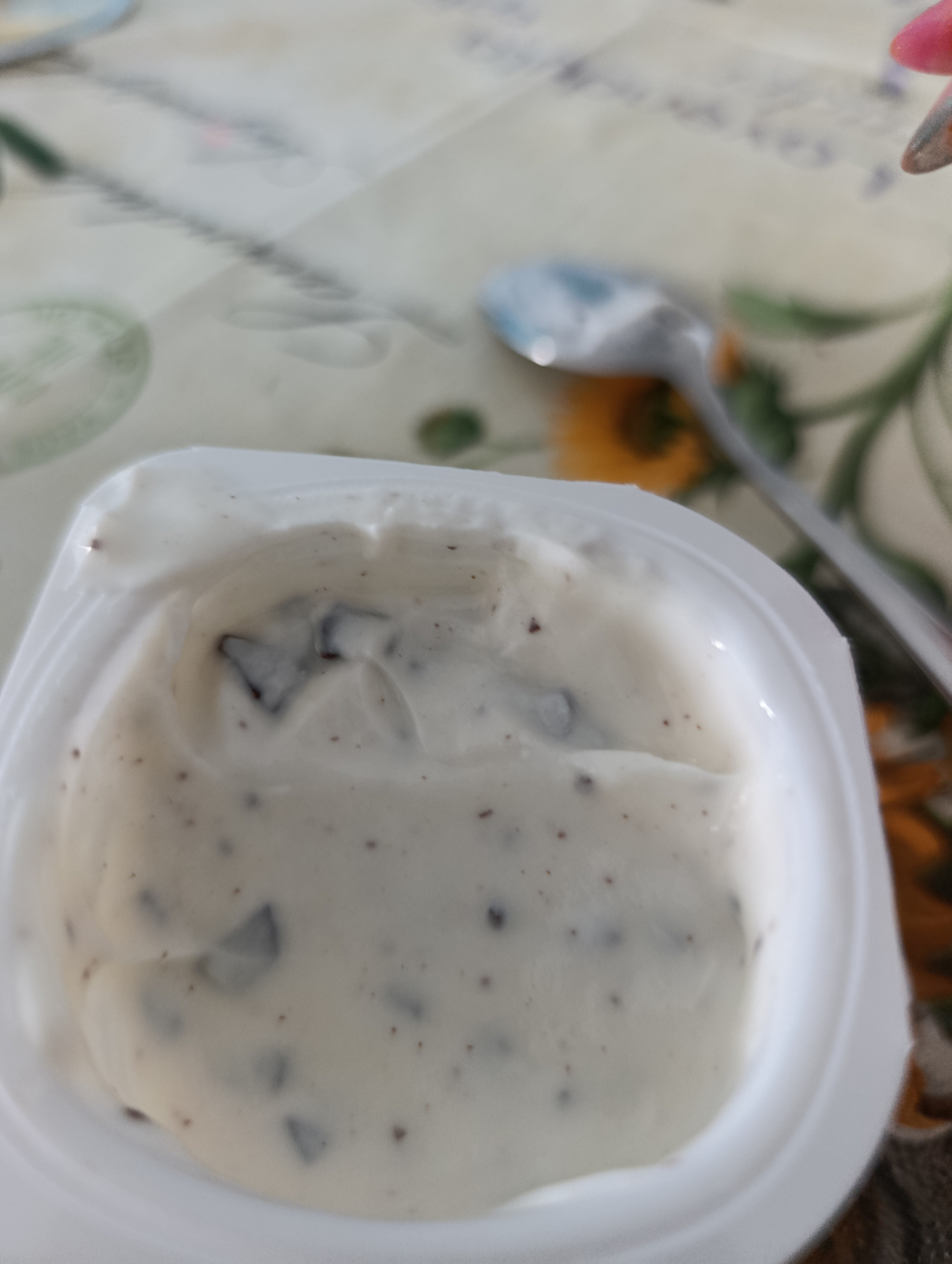 yogur con trozos de chocolate
