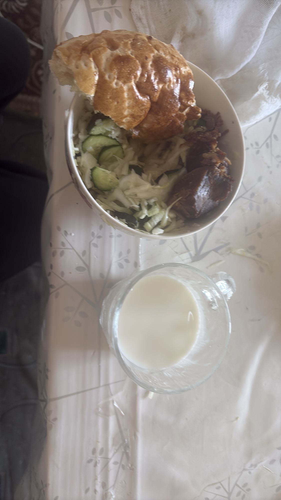 Пирог с салатом и молоком
