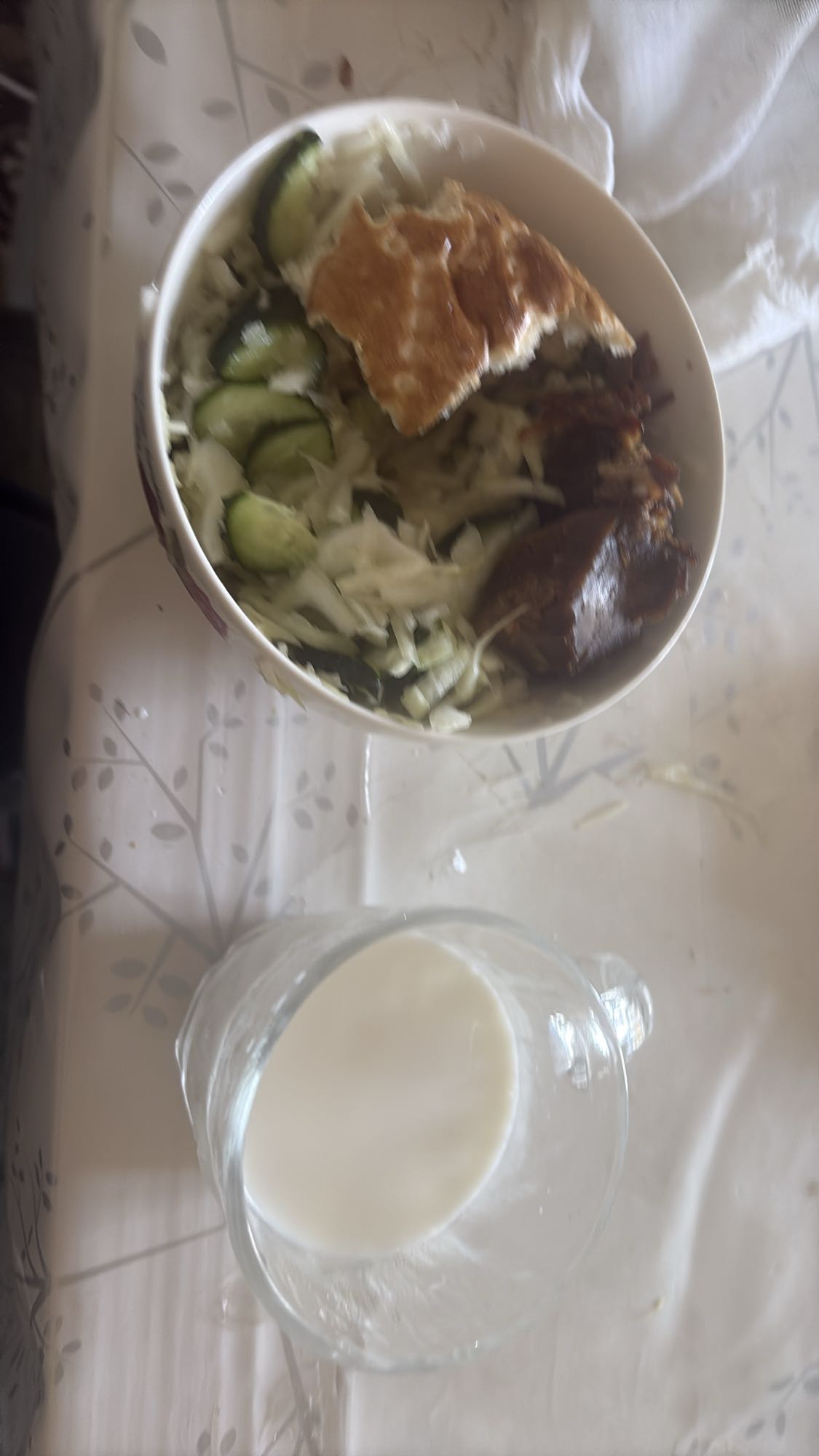Салат с курицей и лепешкой