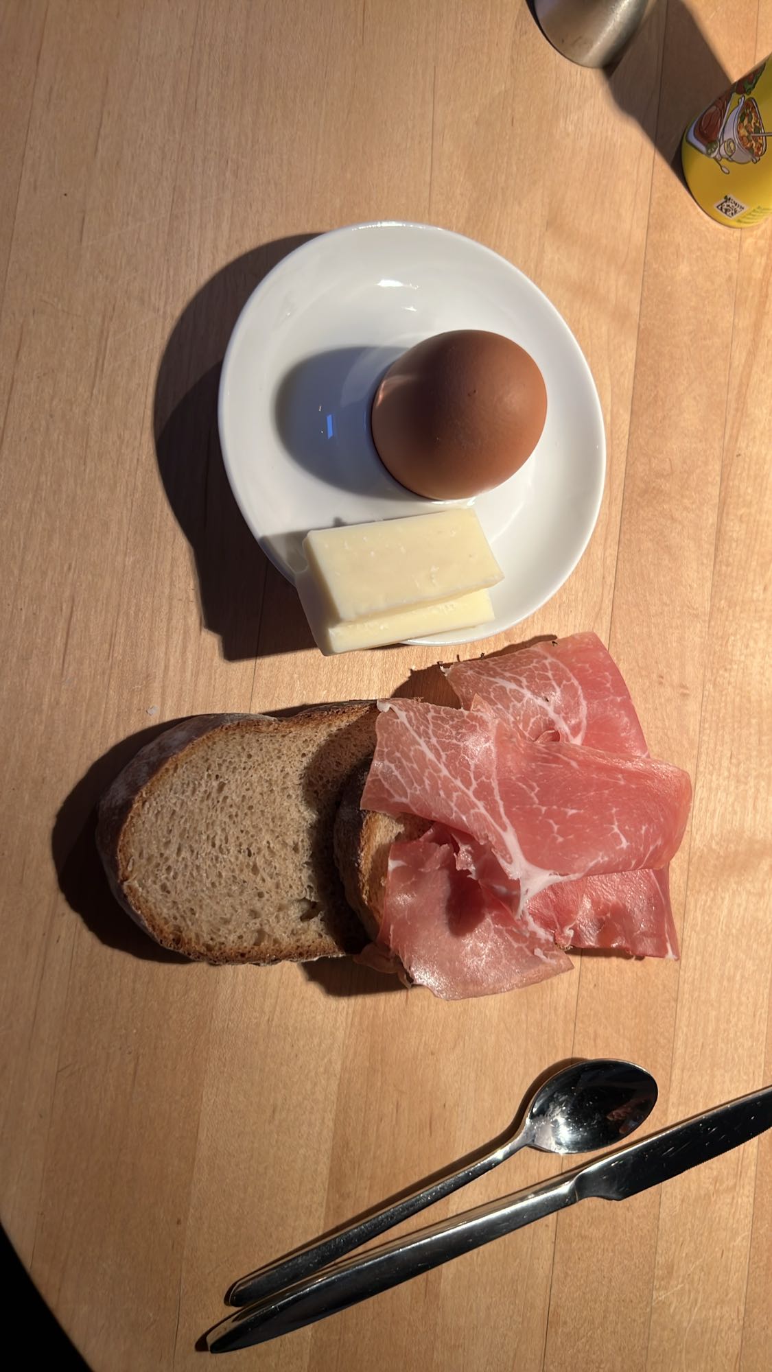 Brot mit Ei und Schinken