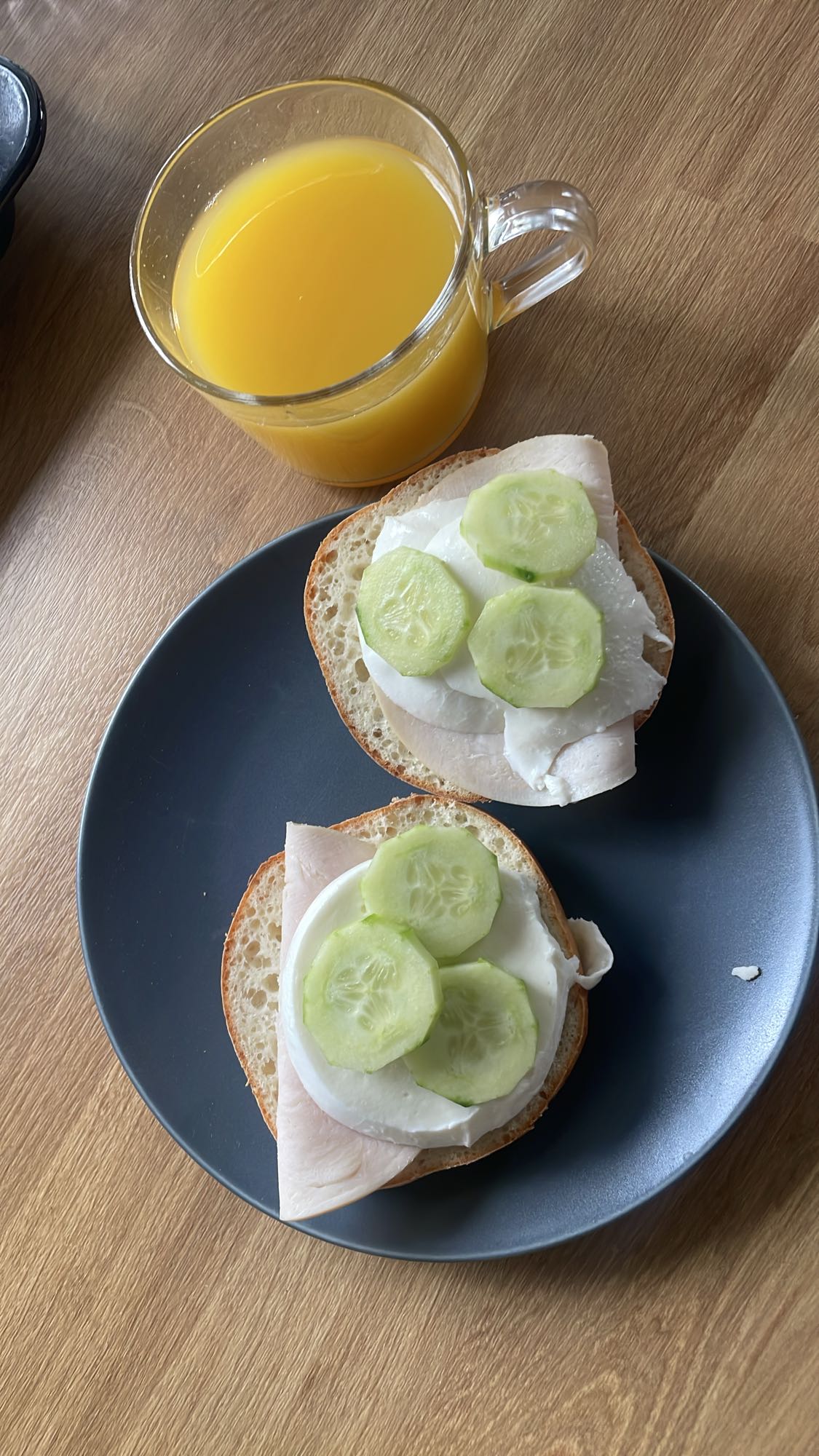 Kanapki z bułką z sera białego i sokiem